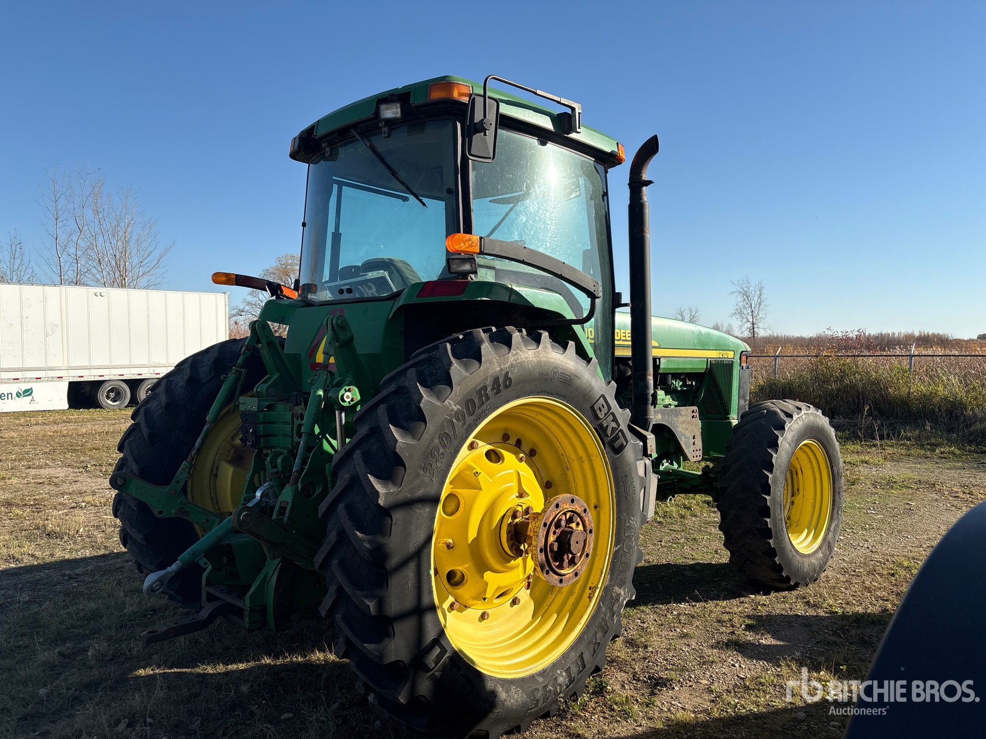 John Deere 8210