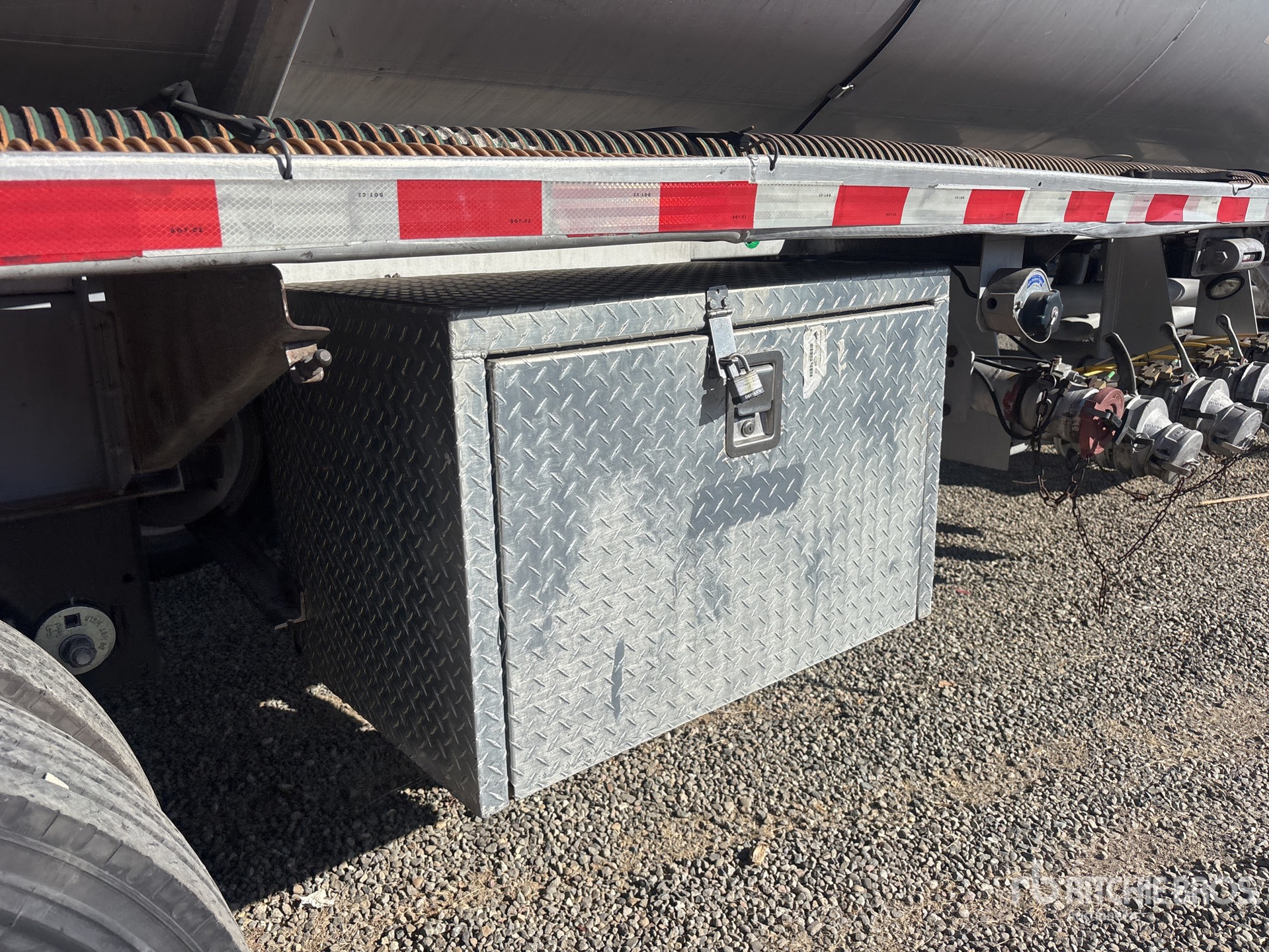 1989 Fruehauf 9400 gal T/A