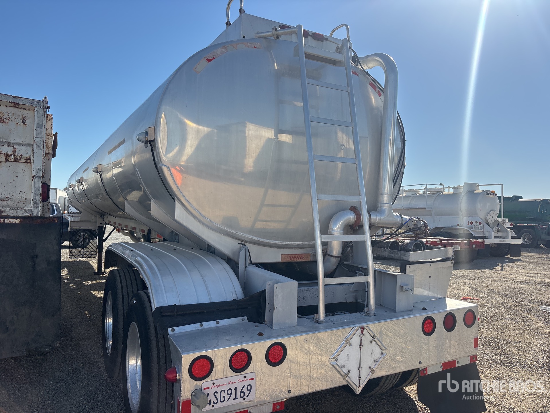 1989 Fruehauf 9400 gal T/A