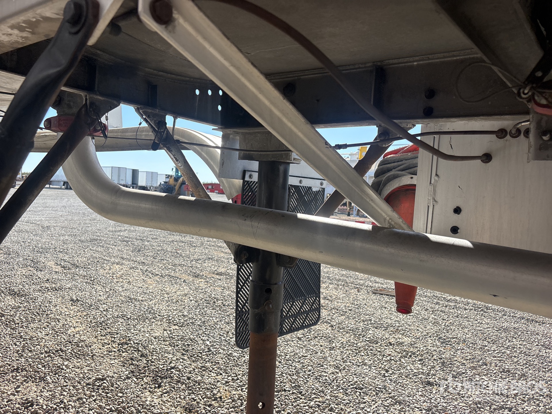 1989 Fruehauf 9400 gal T/A