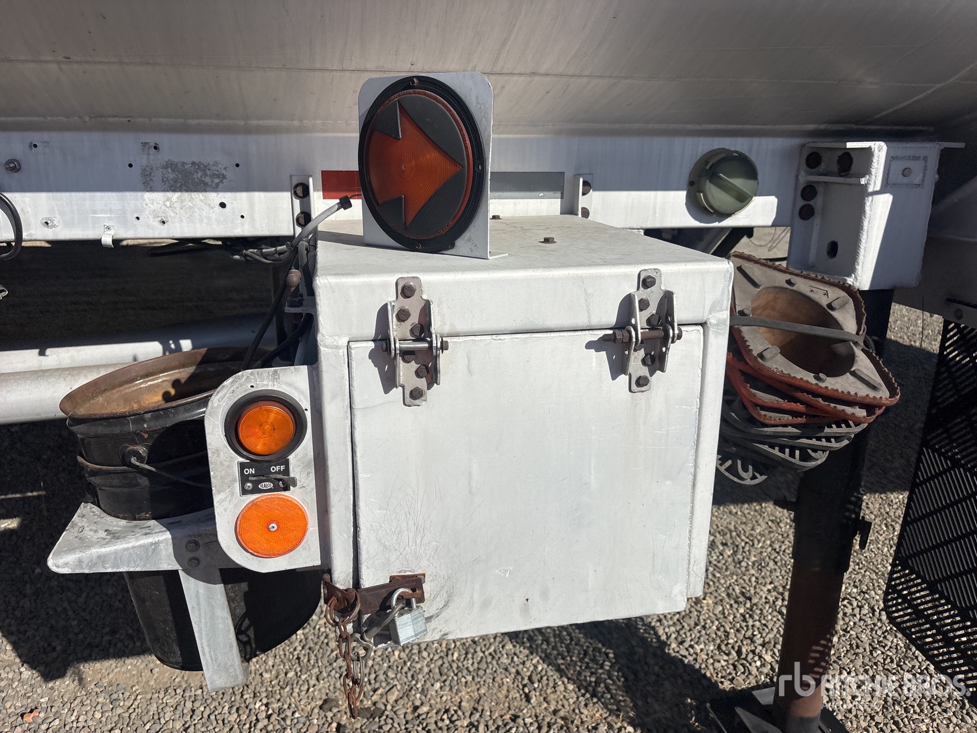 1989 Fruehauf 9400 gal T/A