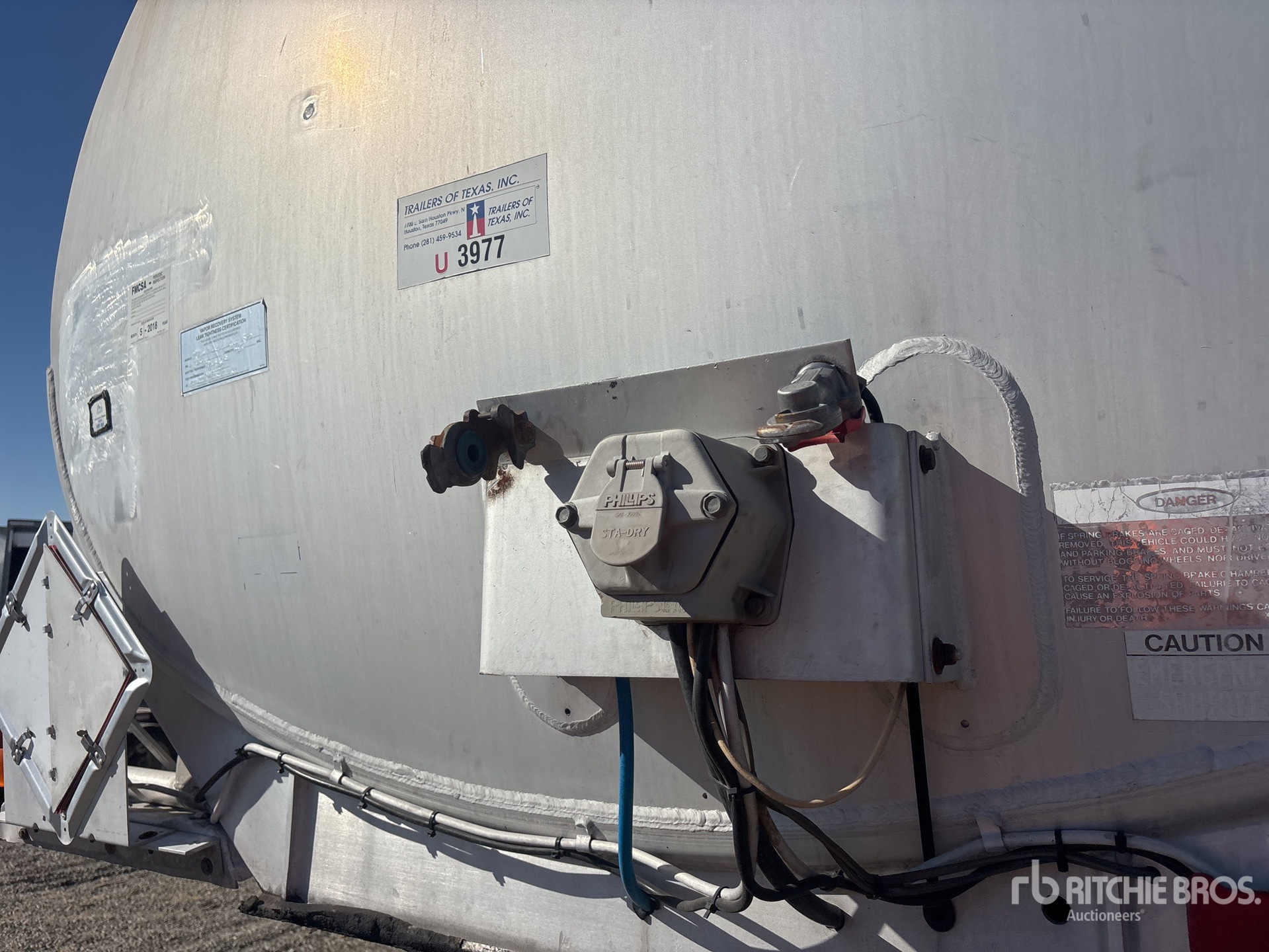 1989 Fruehauf 9400 gal T/A