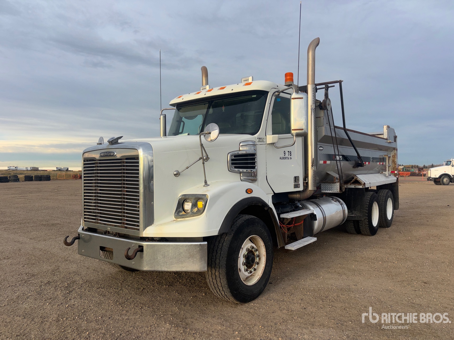 Photo of 2014 Freightliner CORONADO 122