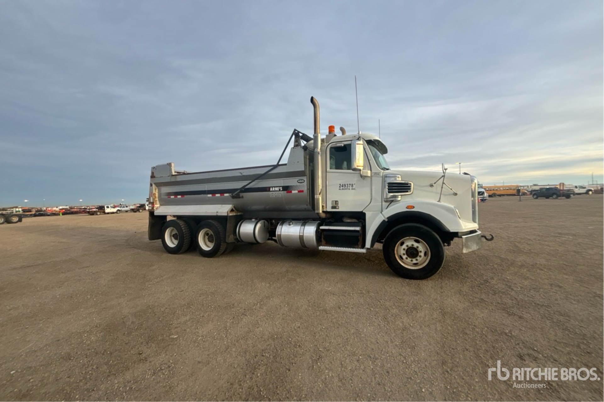 2014 Freightliner CORONADO 122