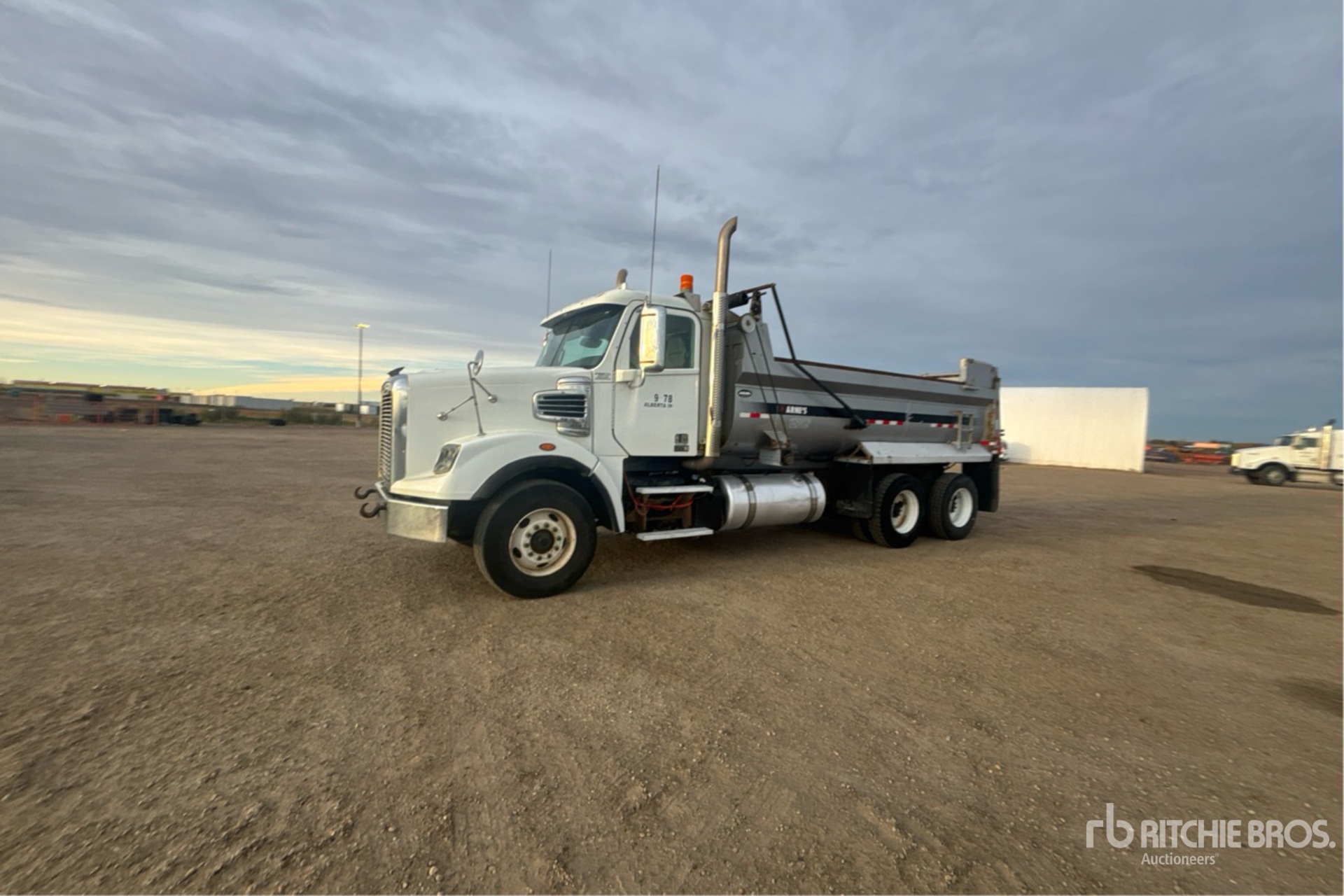2014 Freightliner CORONADO 122