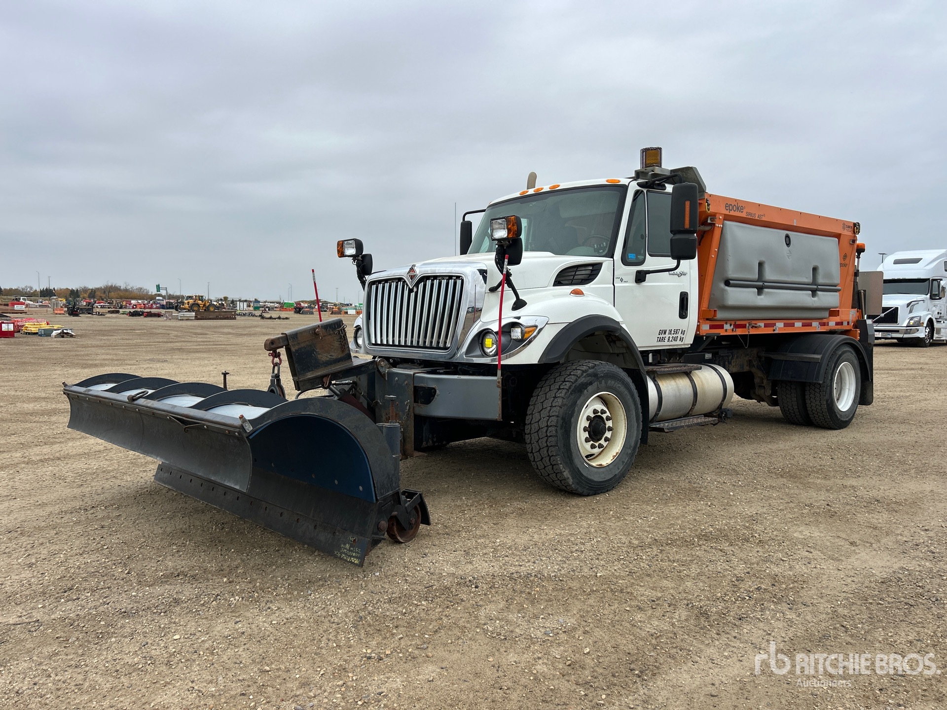 Photo of 2011 International 7400 SBA