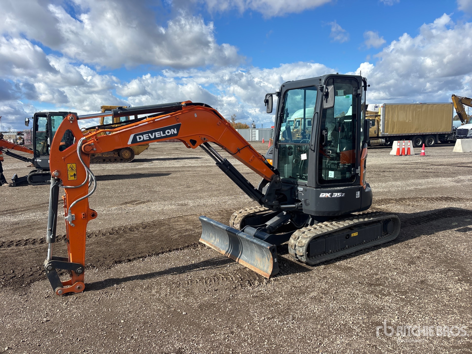 Photo of 2023 Develon DX35Z-7