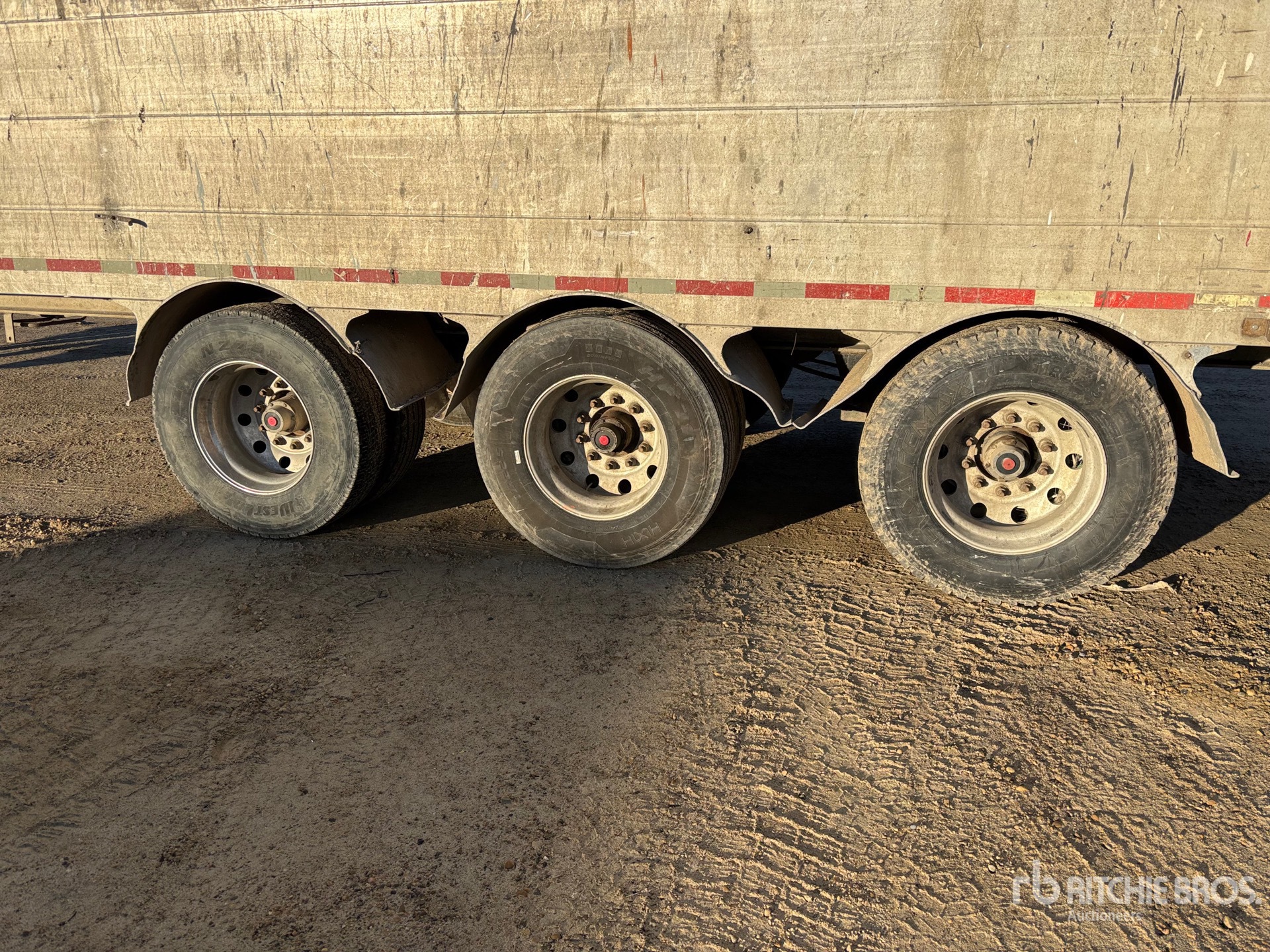 2005 Titan 53 ft x 102 in Tri/A Moving Flo ...