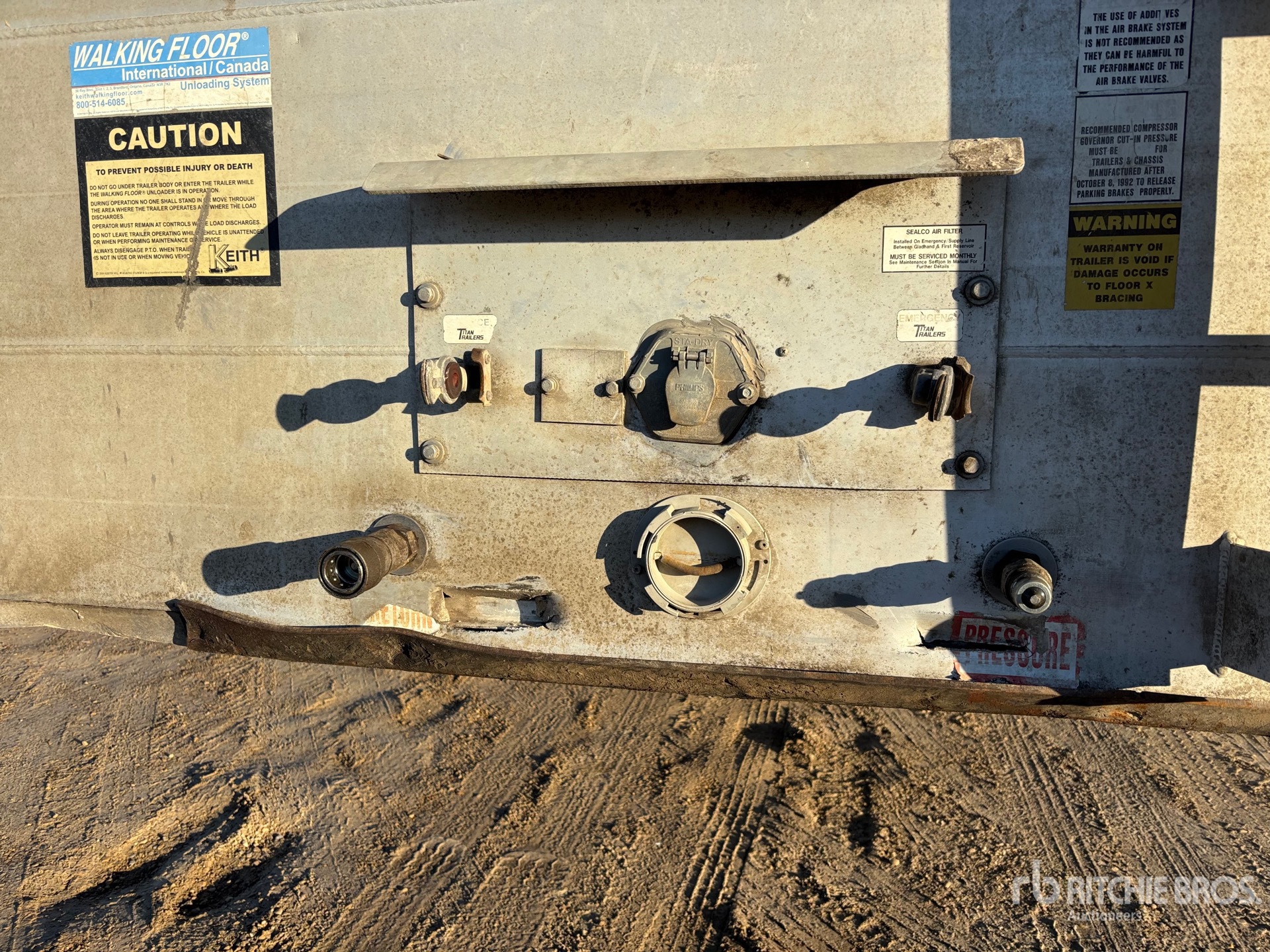 2005 Titan 53 ft x 102 in Tri/A Moving Flo ...