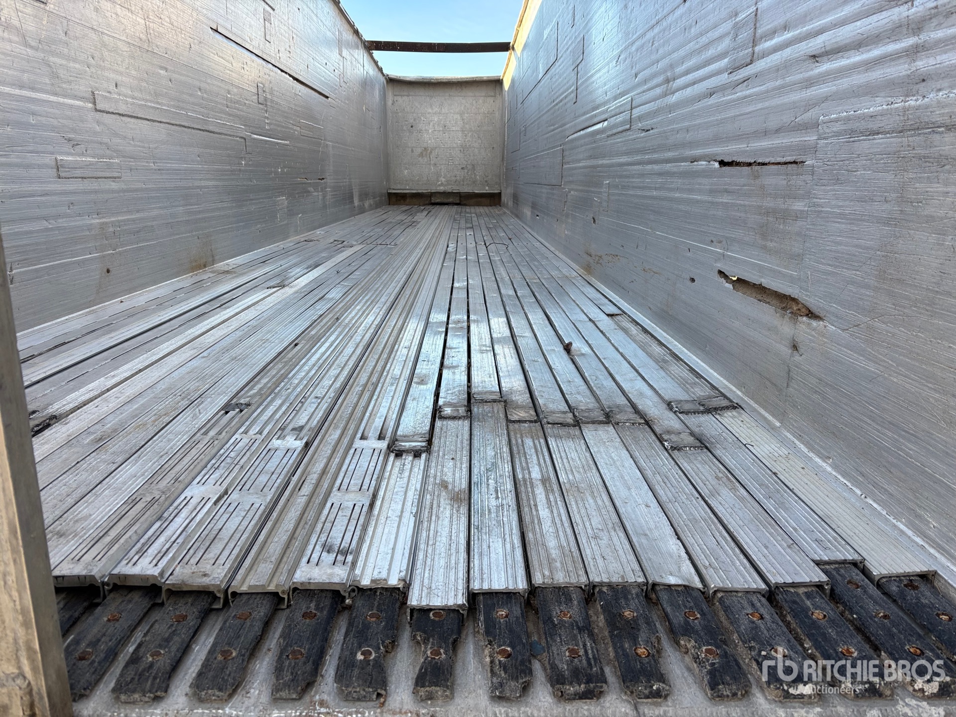 2005 Titan 53 ft x 102 in Tri/A Moving Flo ...