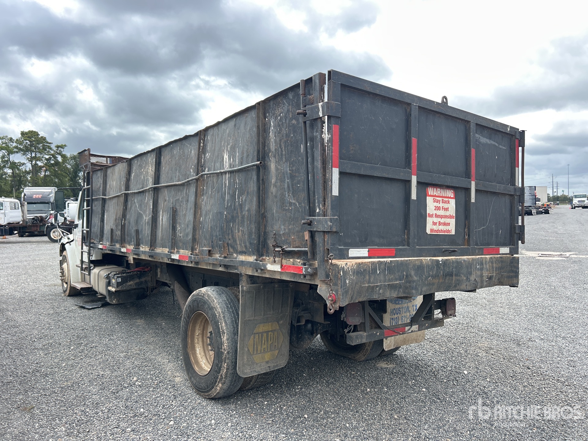 2013 Freightliner M2106