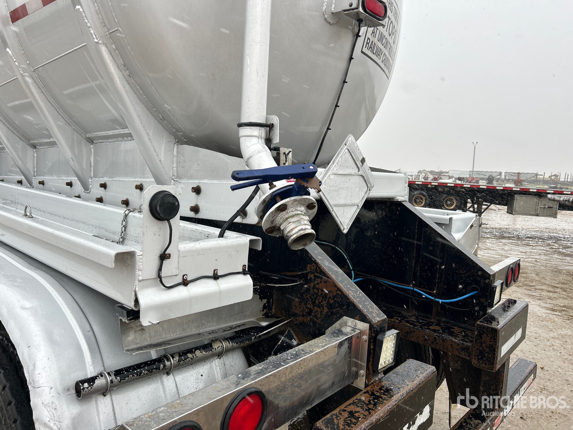 2011 Hutchinson 46000 L TRI/A