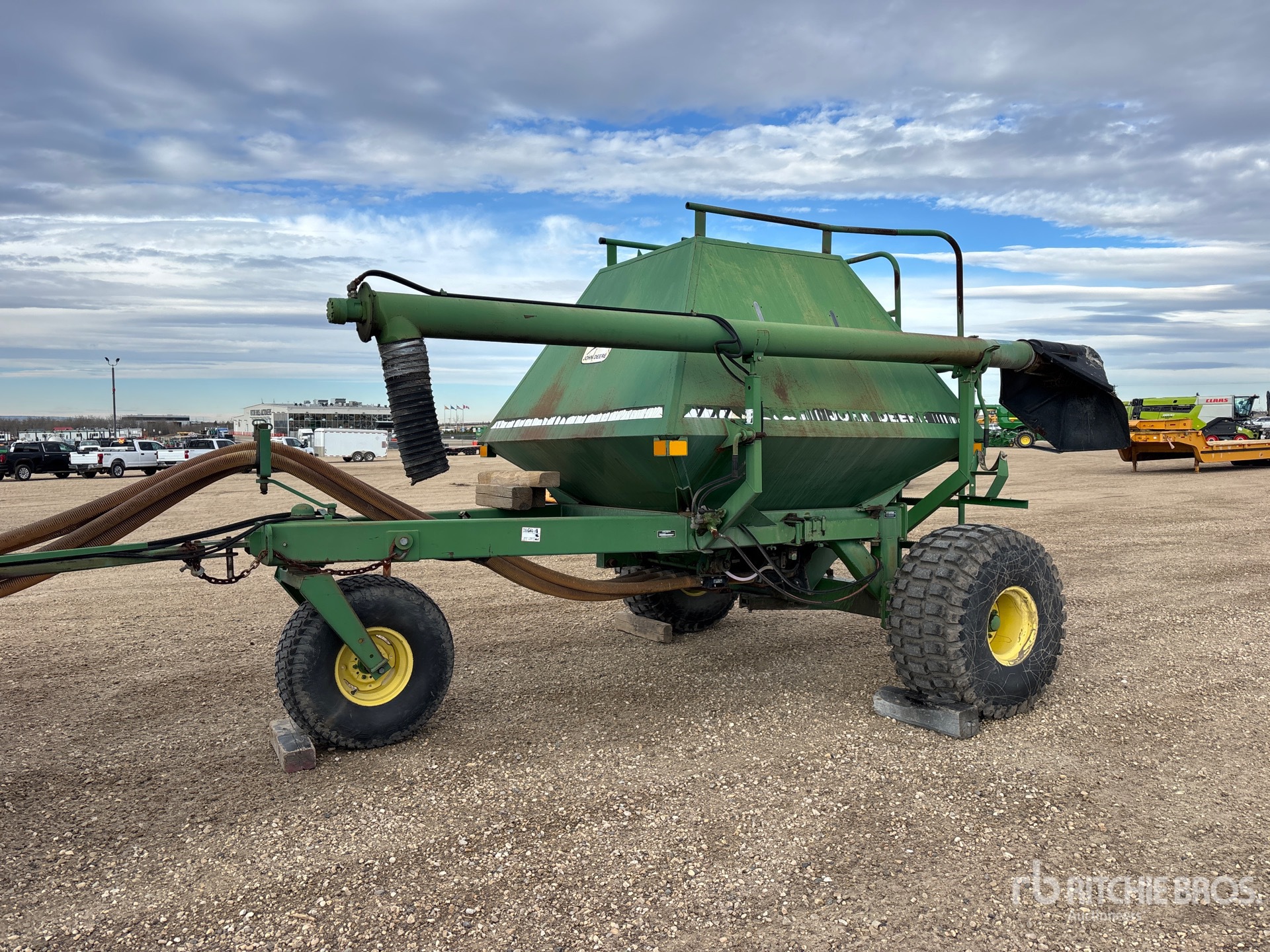 Photo of John Deere 777