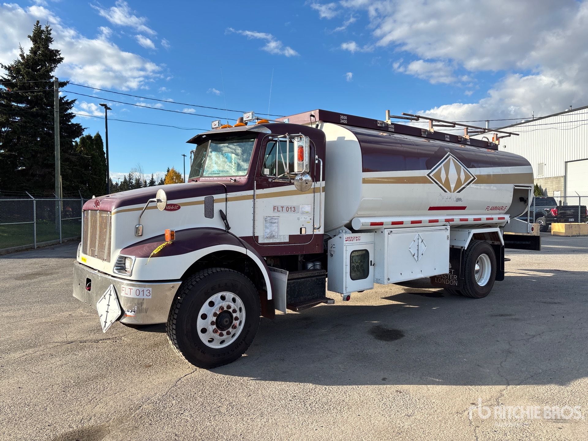 2004 Peterbilt 330
