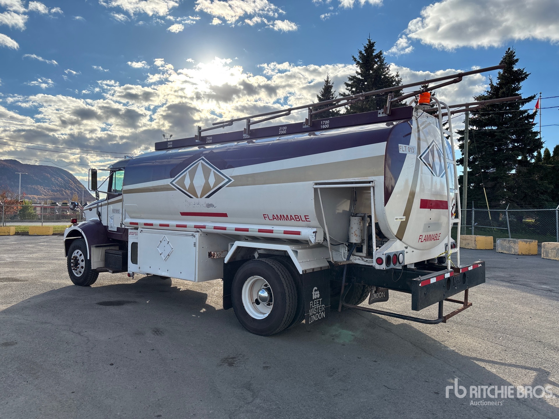 2004 Peterbilt 330