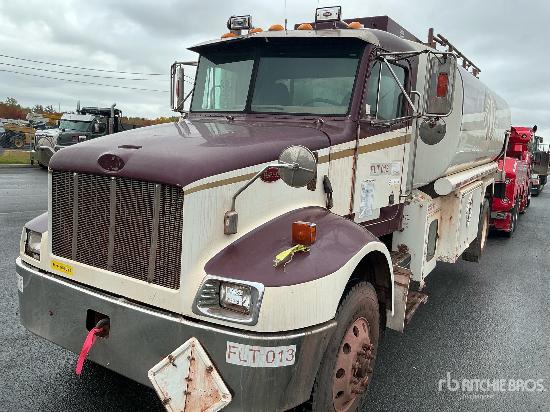 Photo of 2004 Peterbilt 330