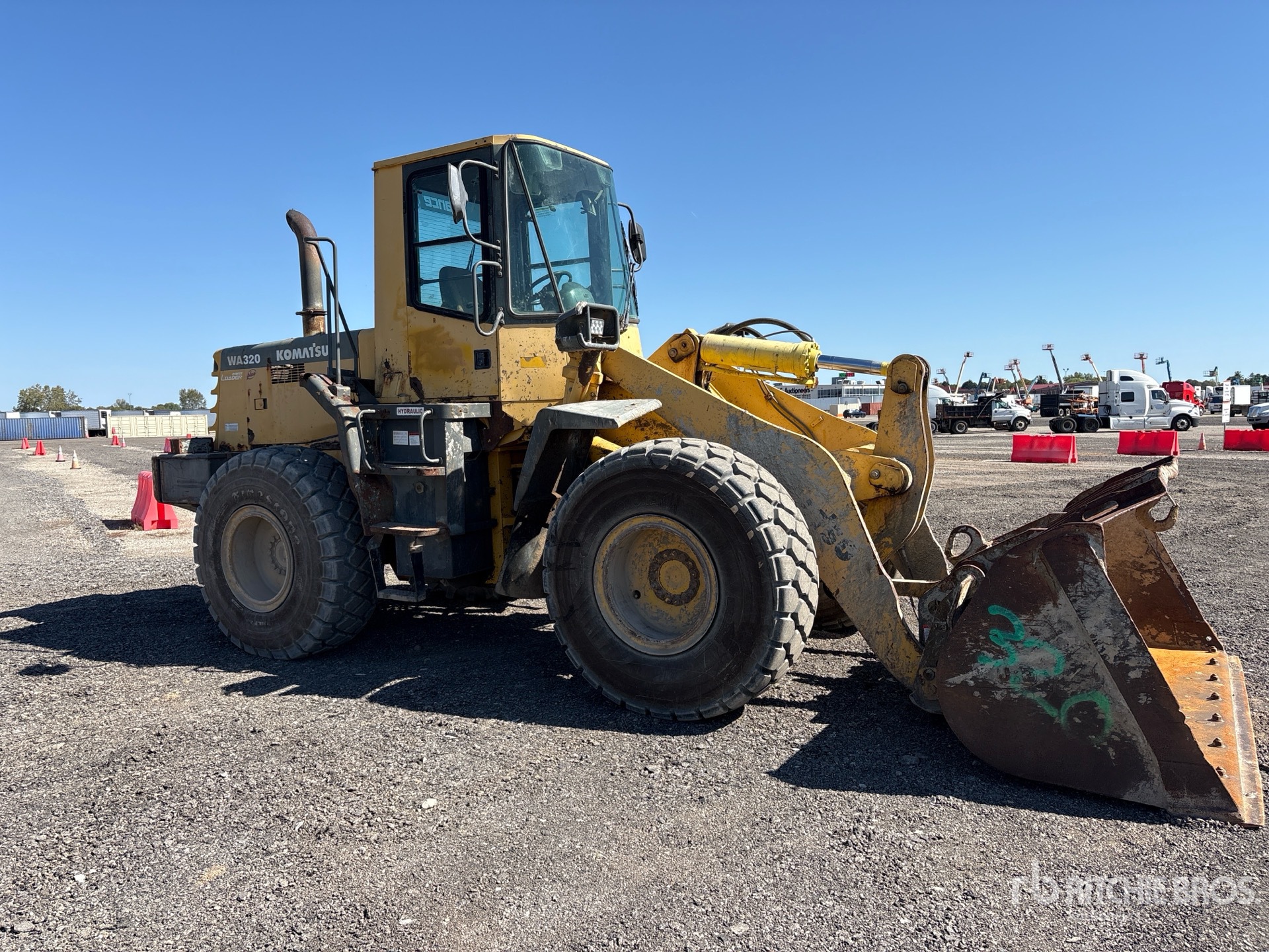 2000 Komatsu WA320-3