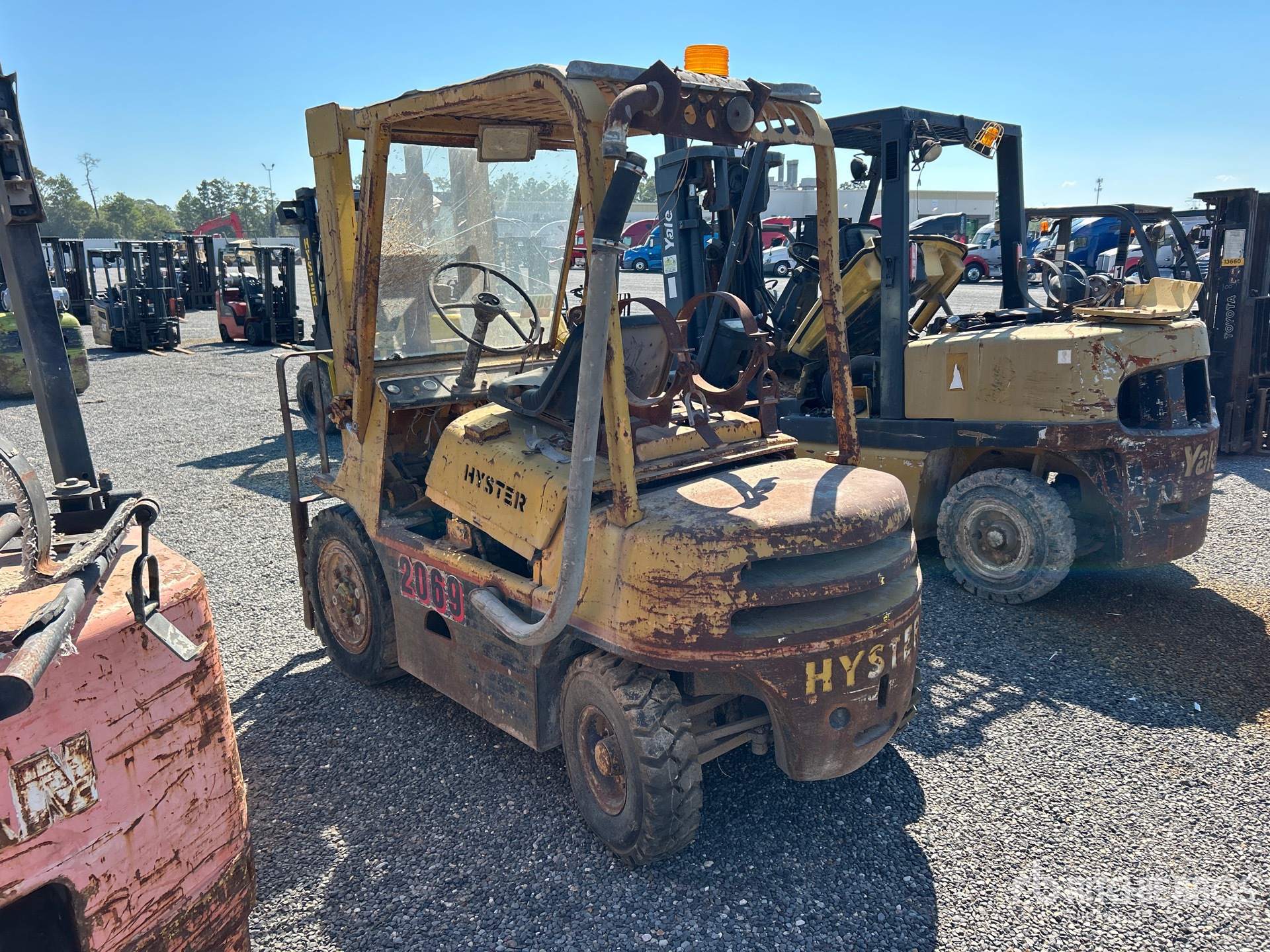 Hyster PNEUMATIC TIRE (INOPERABLE)