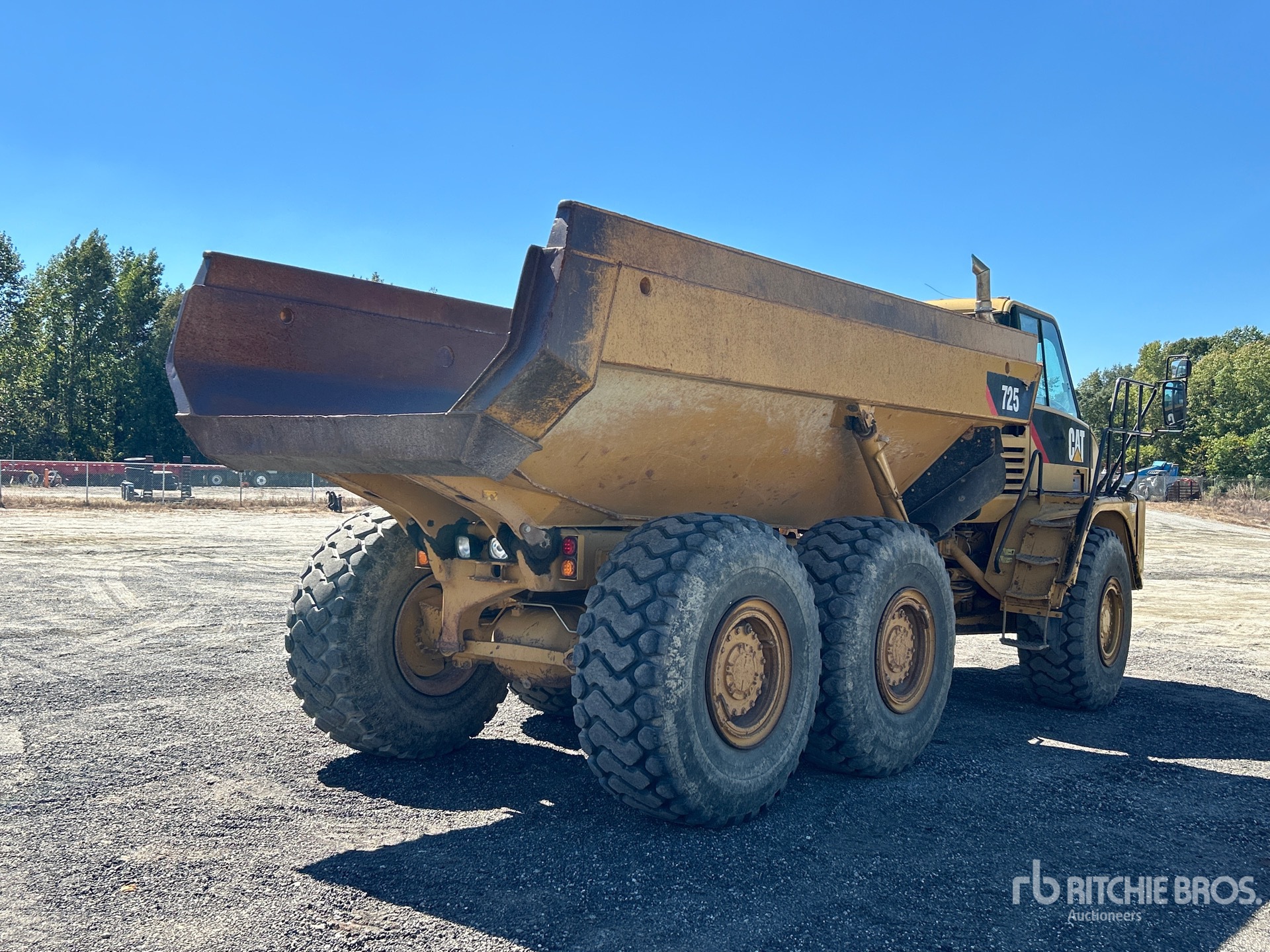 2005 Caterpillar 725