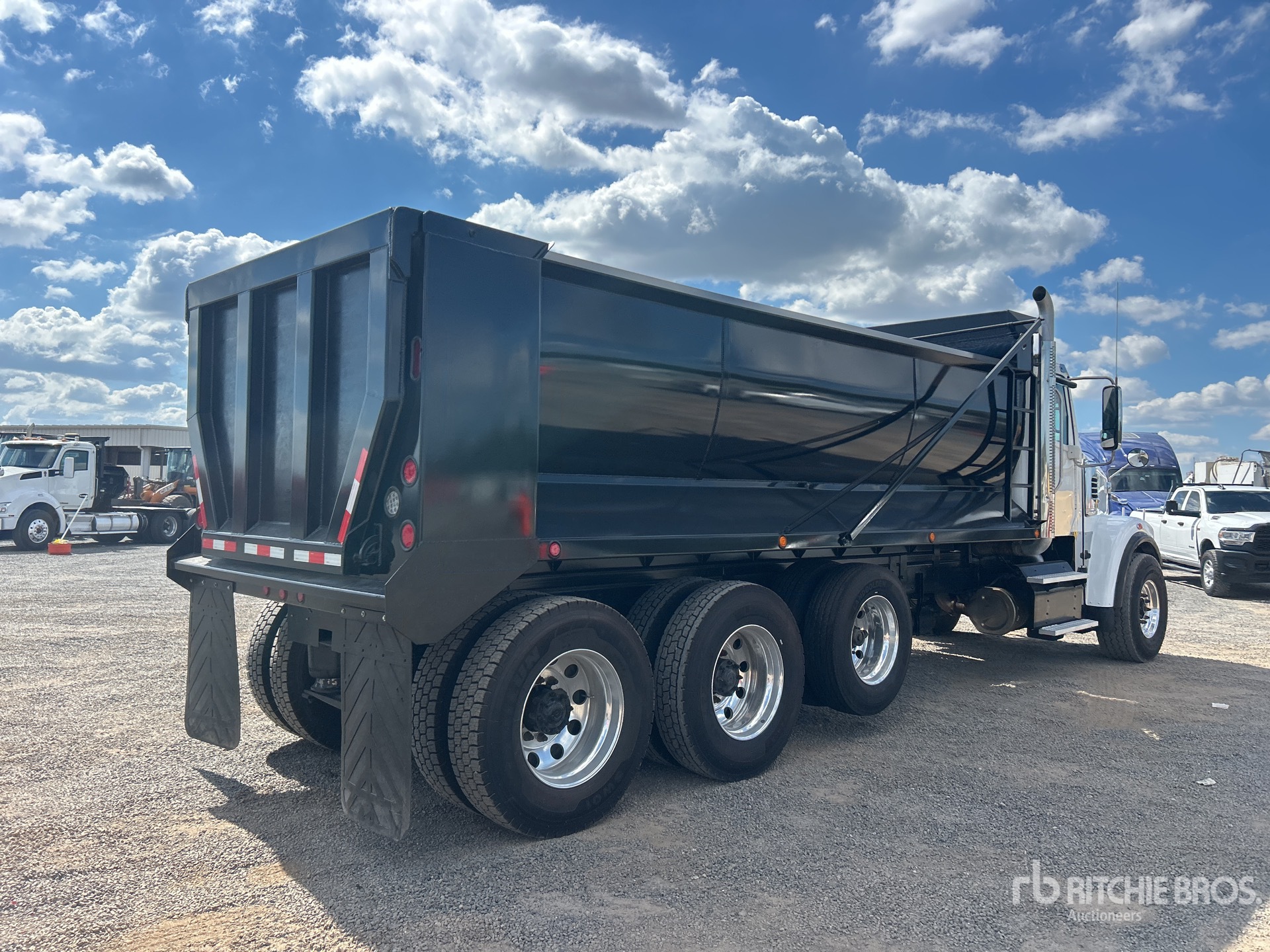 2018 Freightliner CORONADO 122