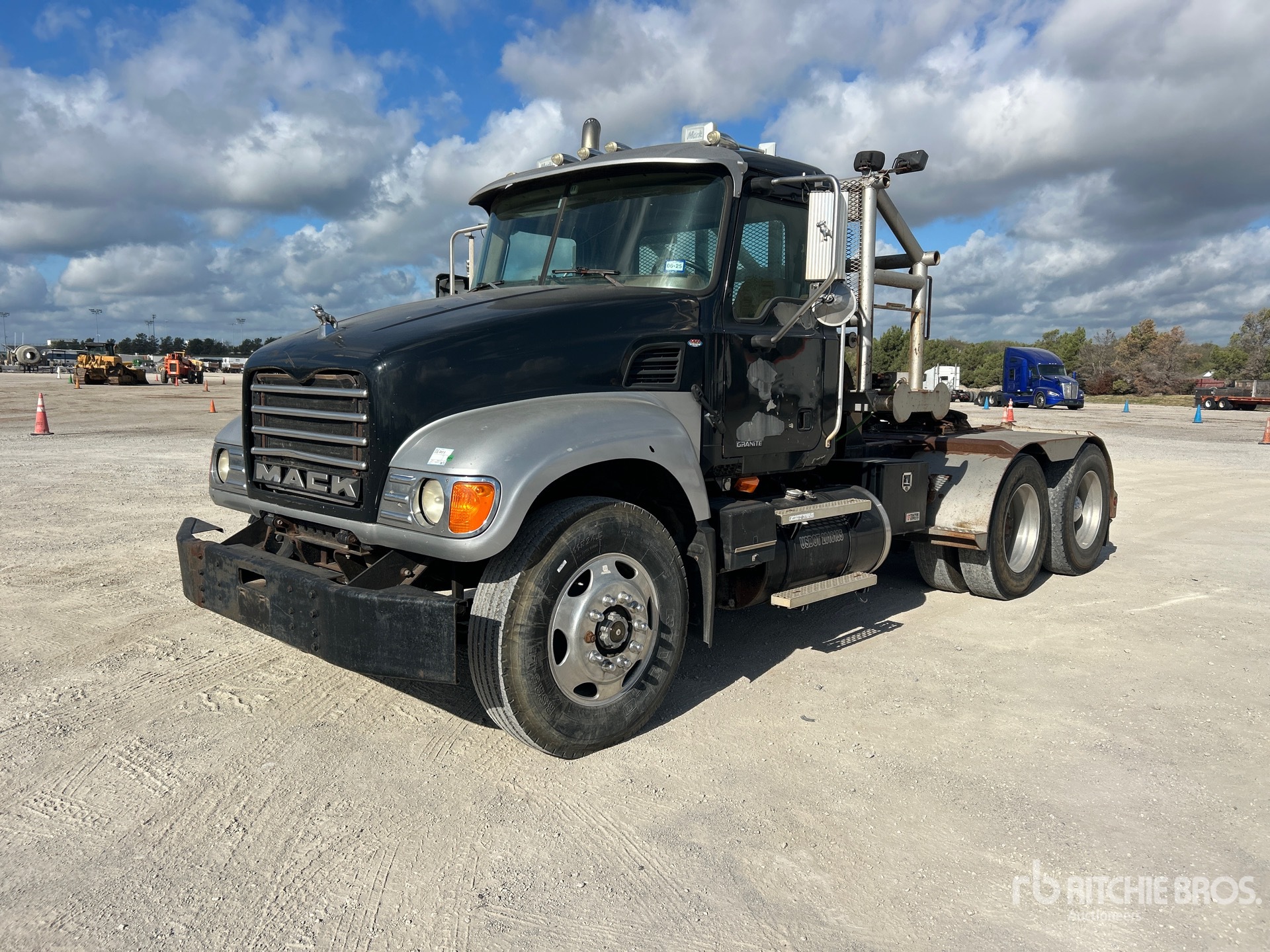 2005 Mack CV713