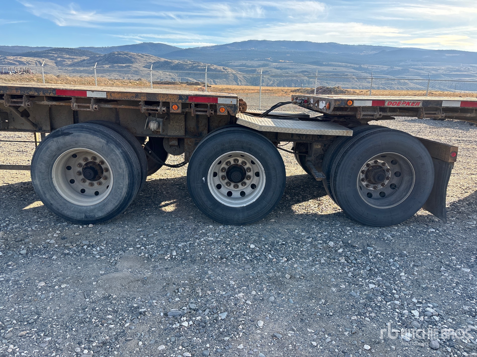 2007 Doepker 32 FT TRI/A SUPER B-TRAIN LEAD