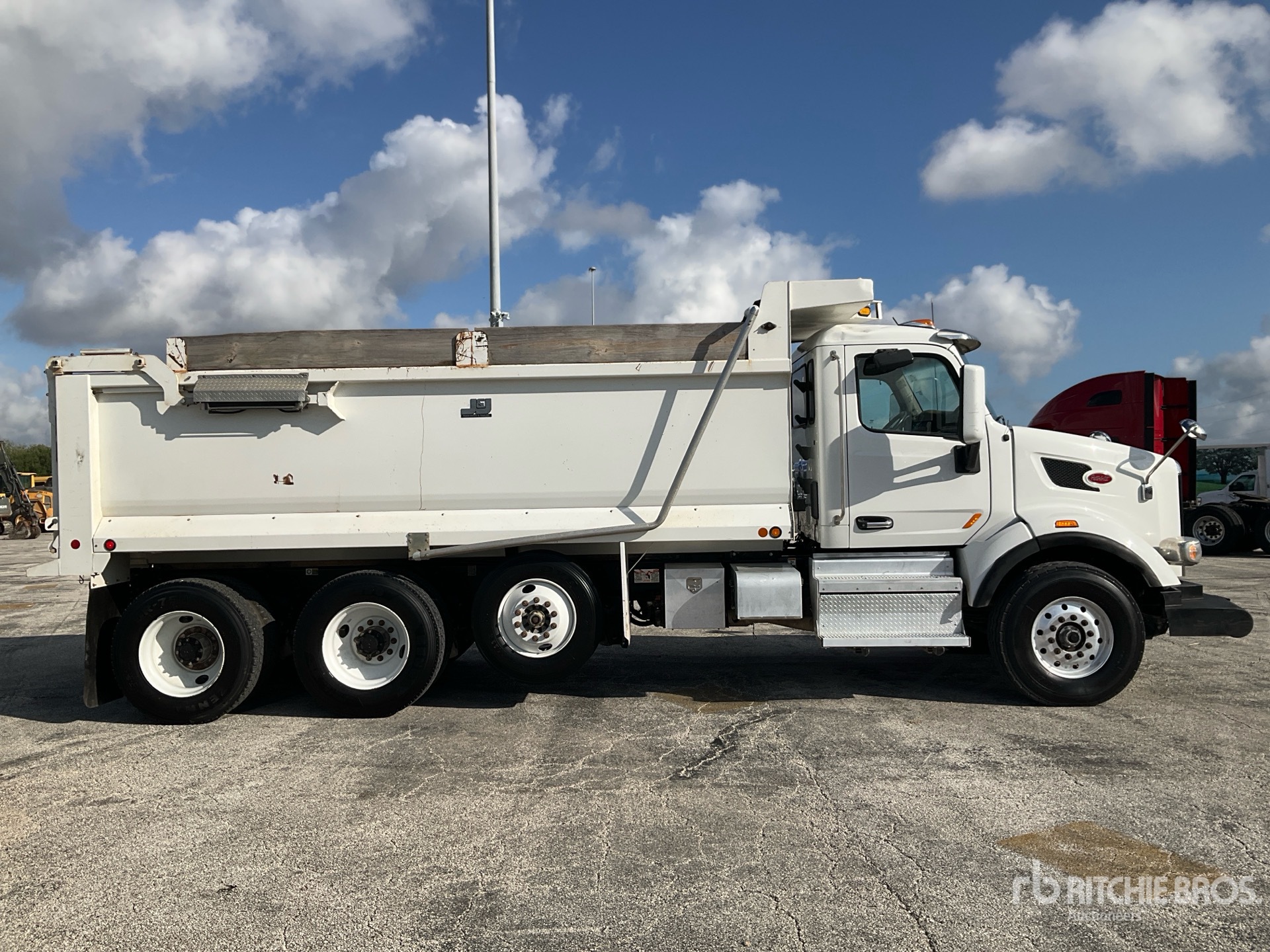 2020 Peterbilt 567
