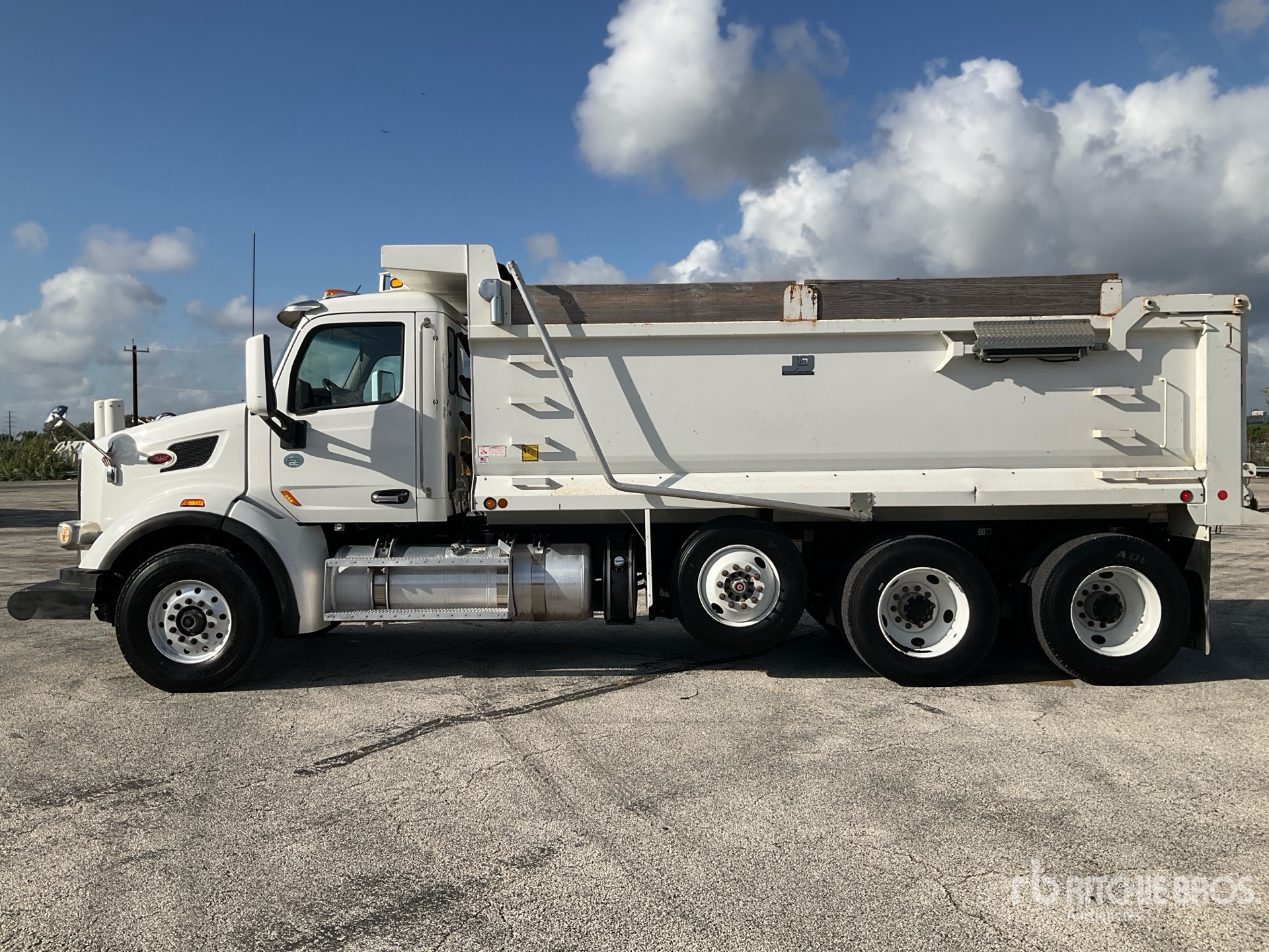 2020 Peterbilt 567