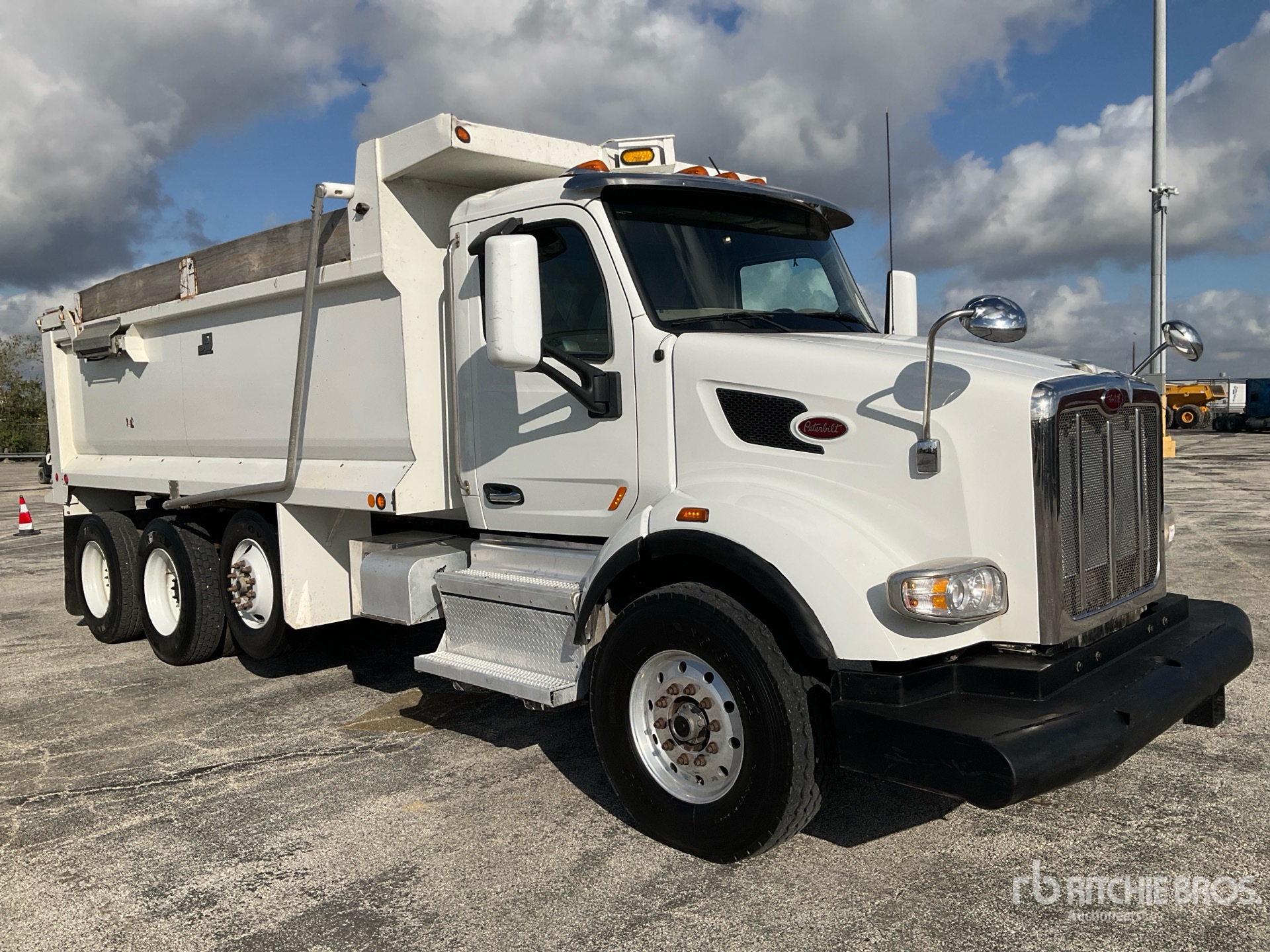 2020 Peterbilt 567