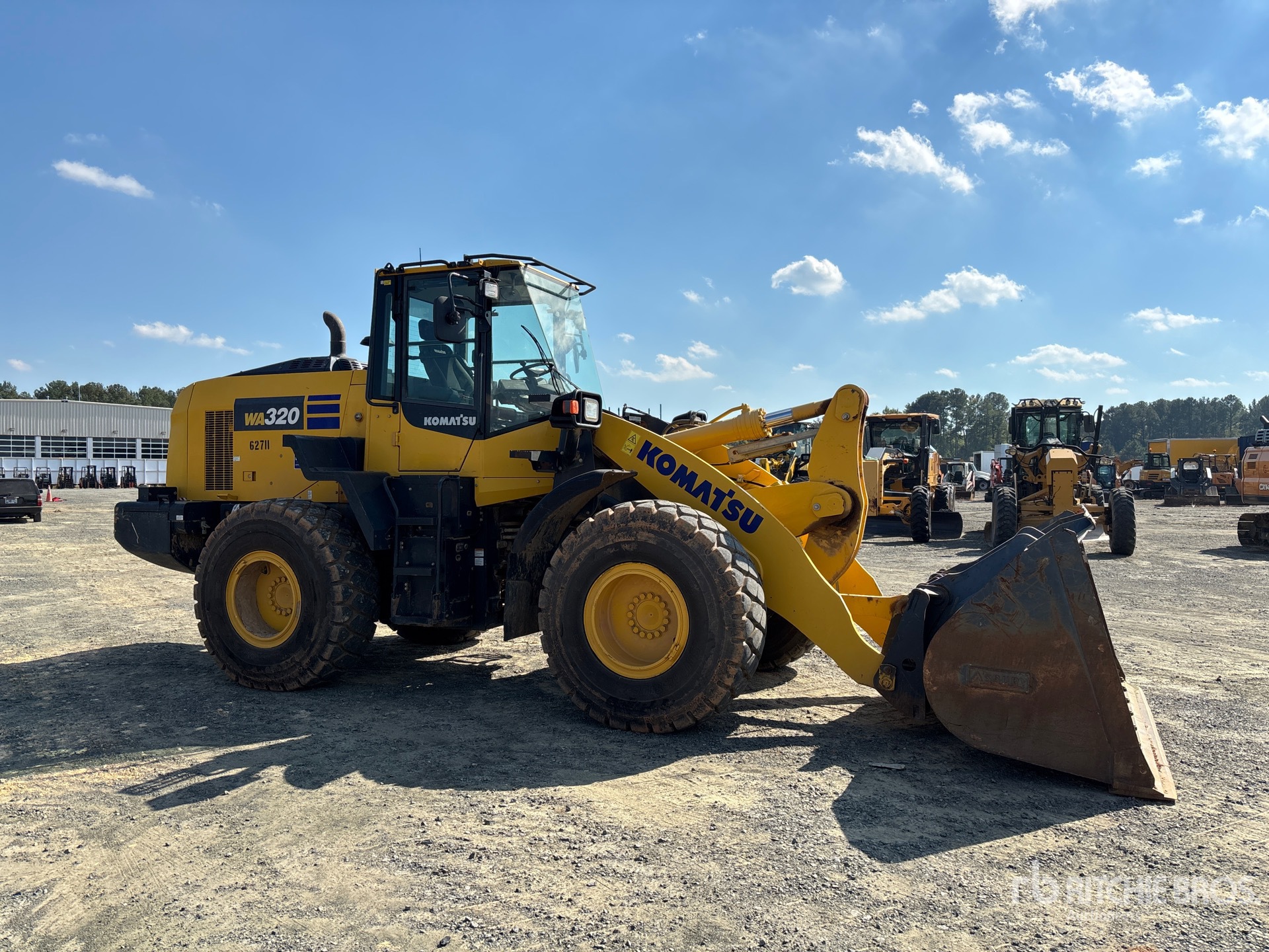 2023 Komatsu WA320-8