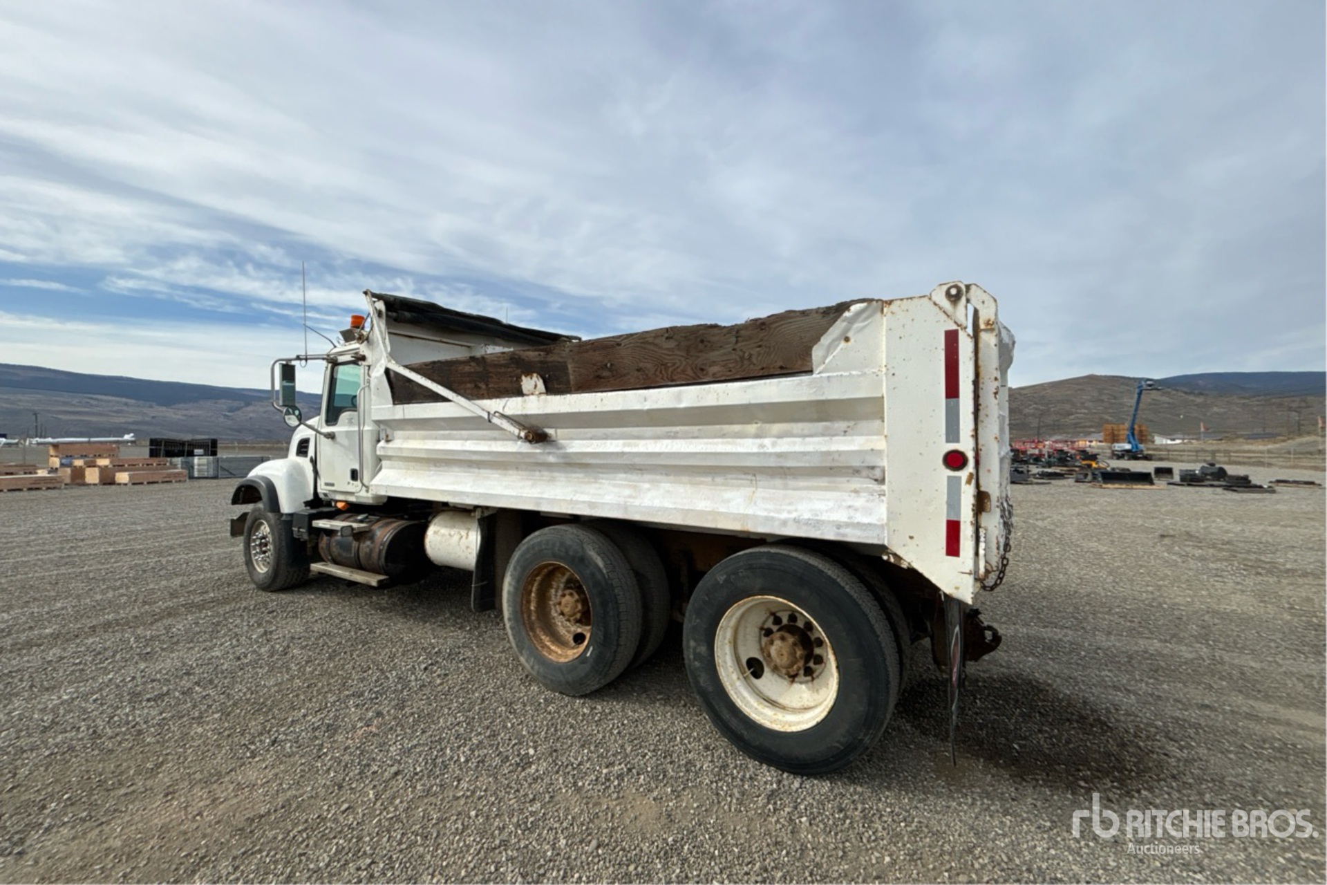 2005 Mack CV713
