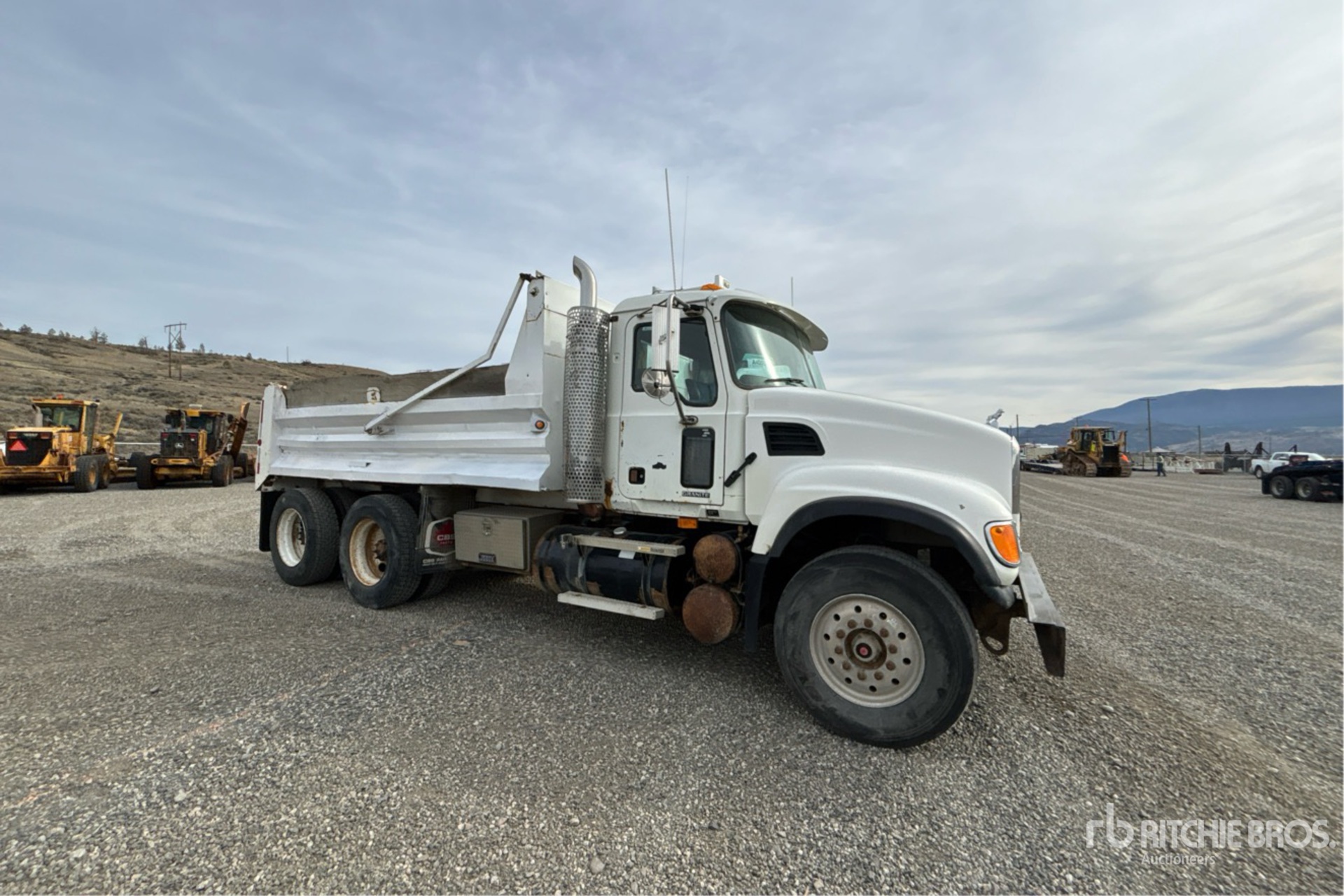 2005 Mack CV713