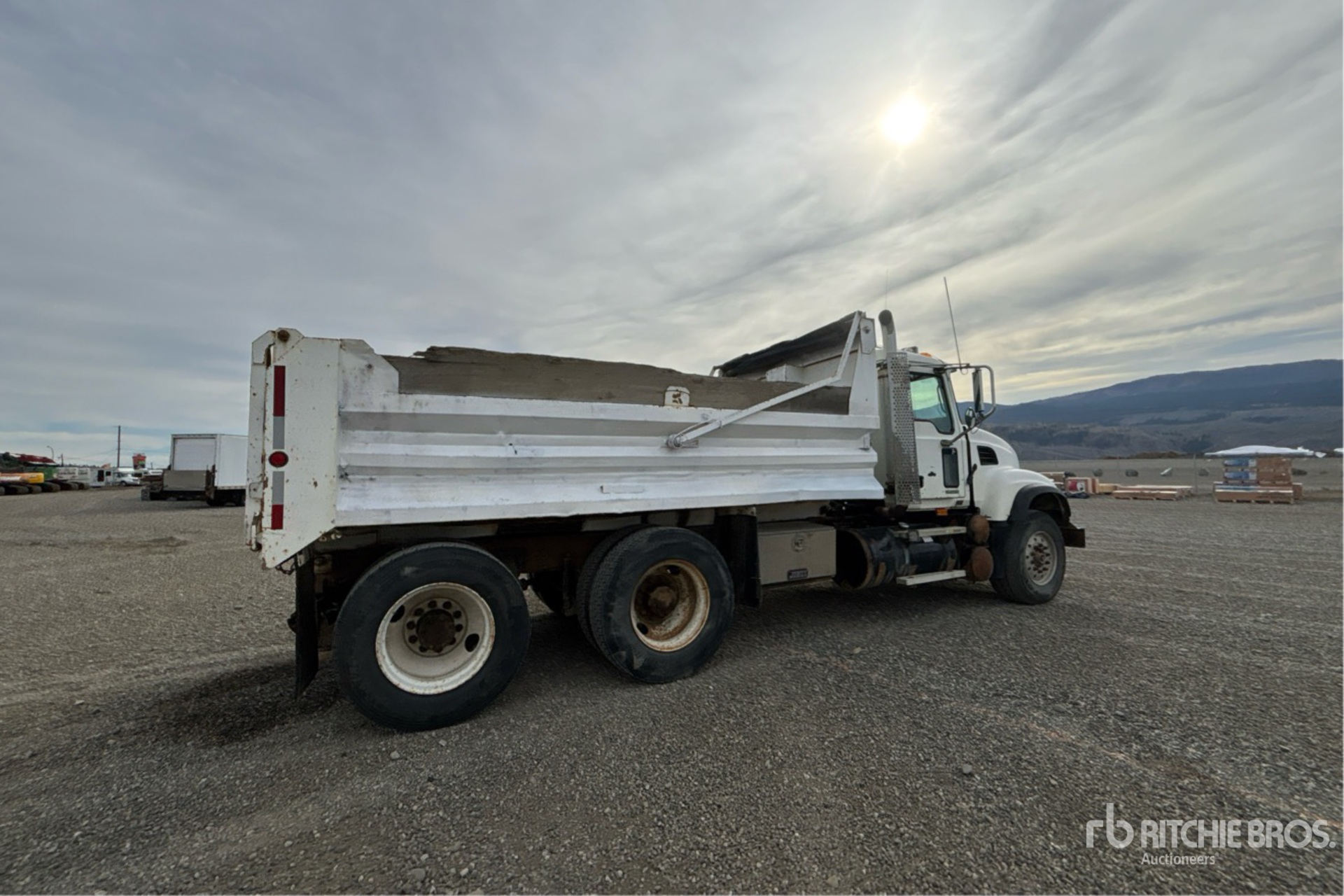 2005 Mack CV713