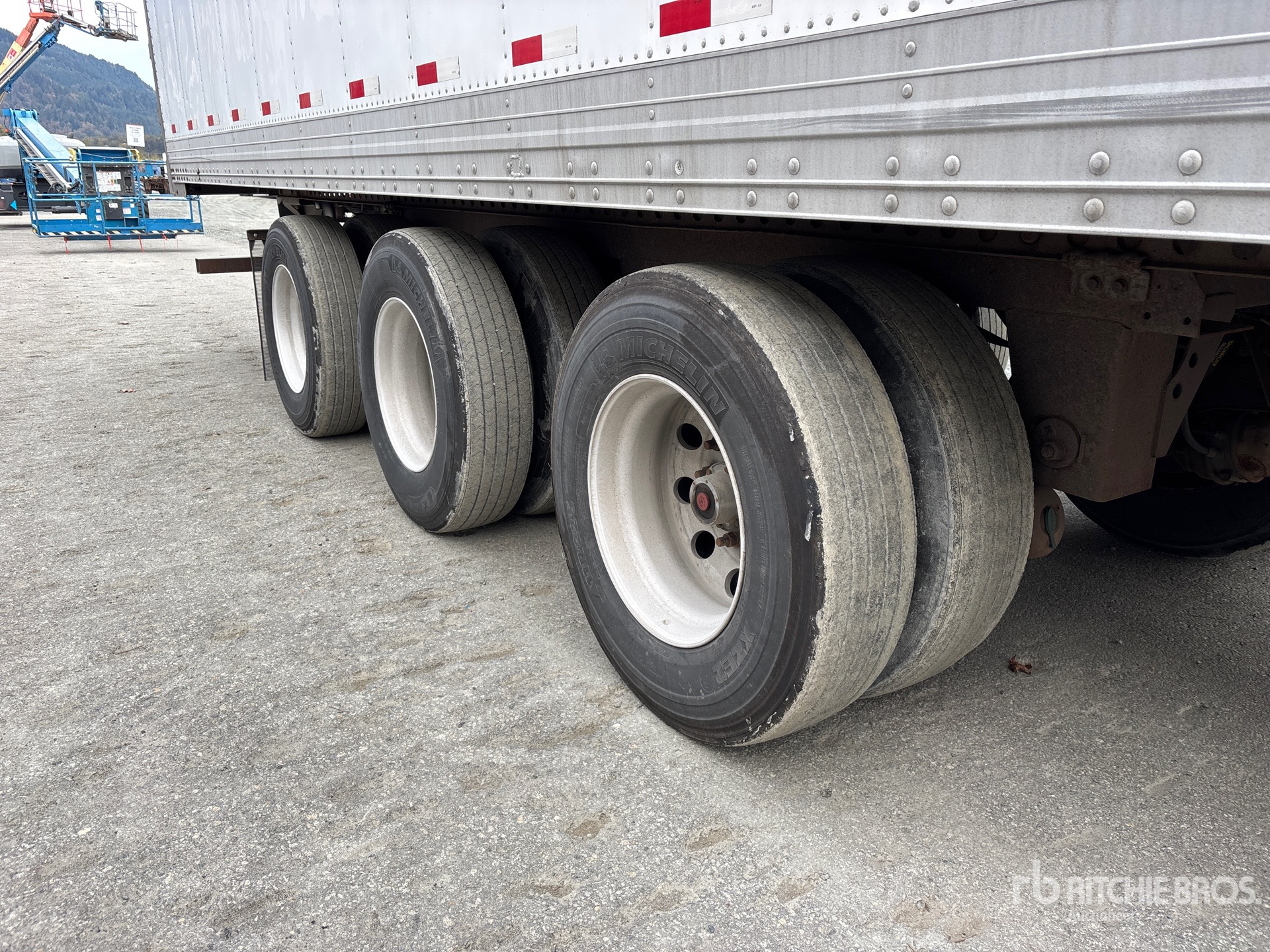 2011 Hyundai 53 FT X 102 IN TRI/A