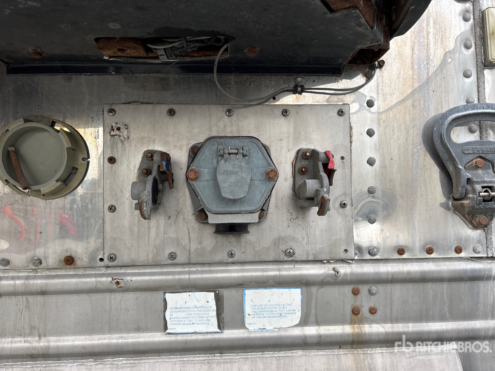 2011 Hyundai 53 FT X 102 IN TRI/A