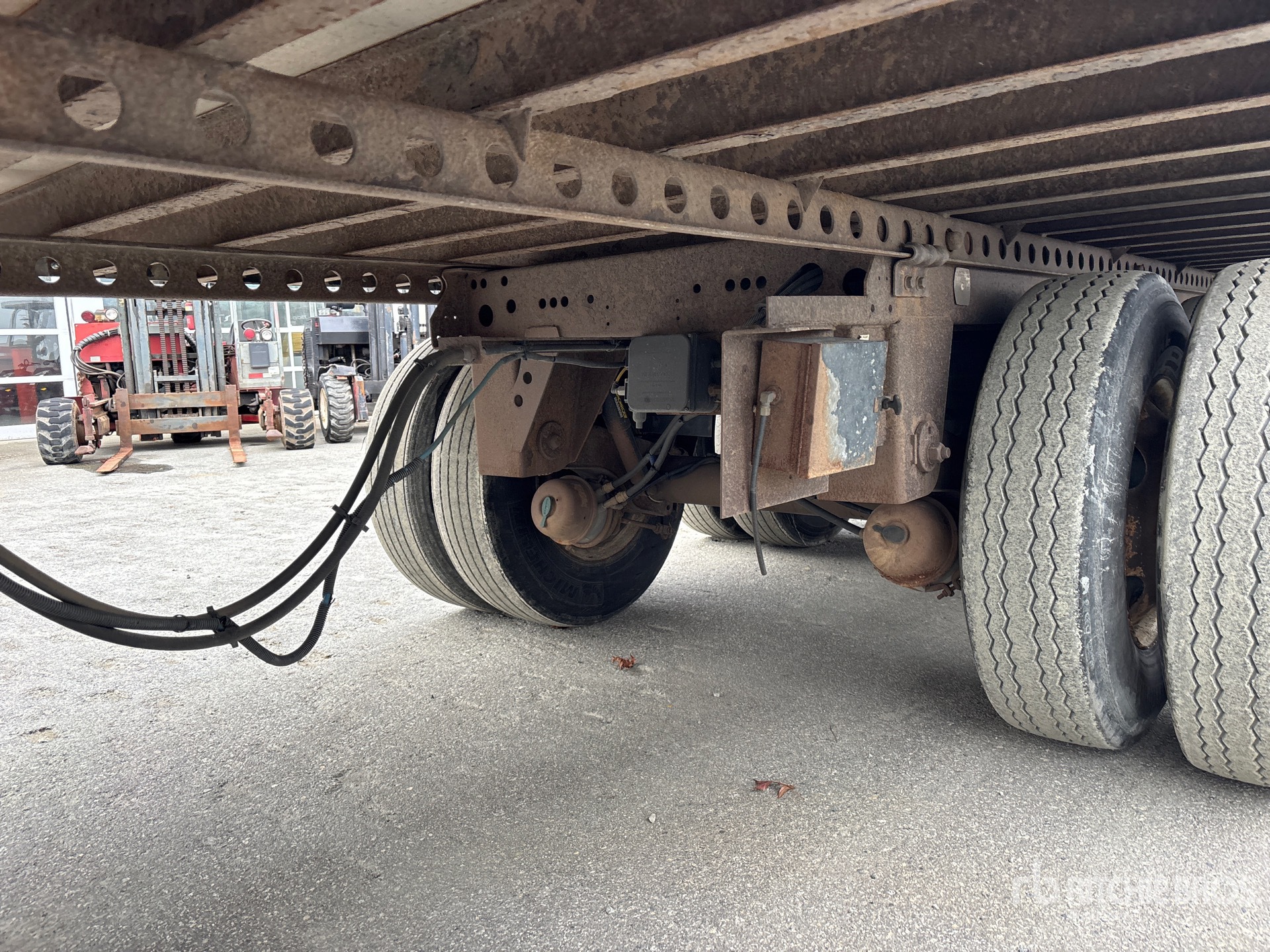 2011 Hyundai 53 FT X 102 IN TRI/A