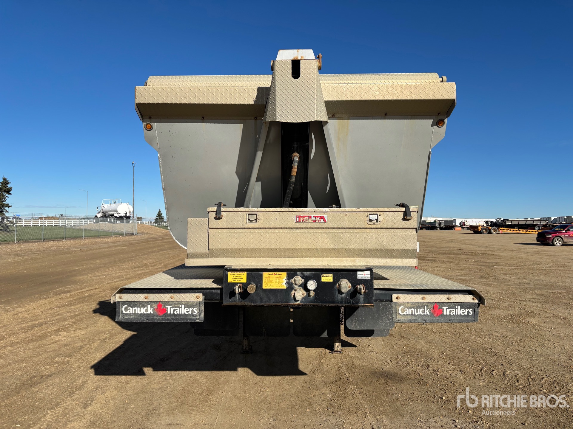 2025 Canuck 33 FT TRI/A