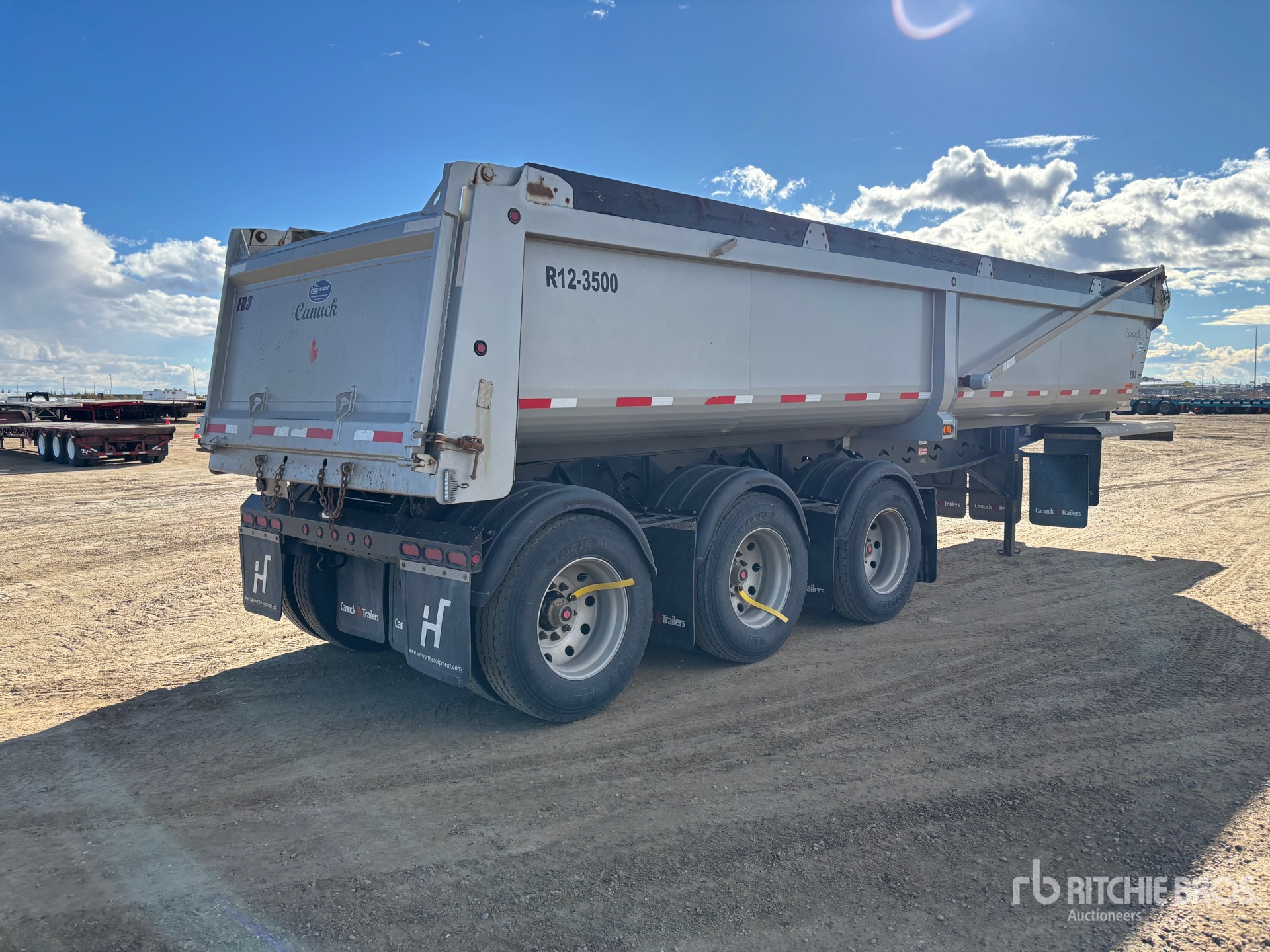 2025 Canuck 33 FT TRI/A
