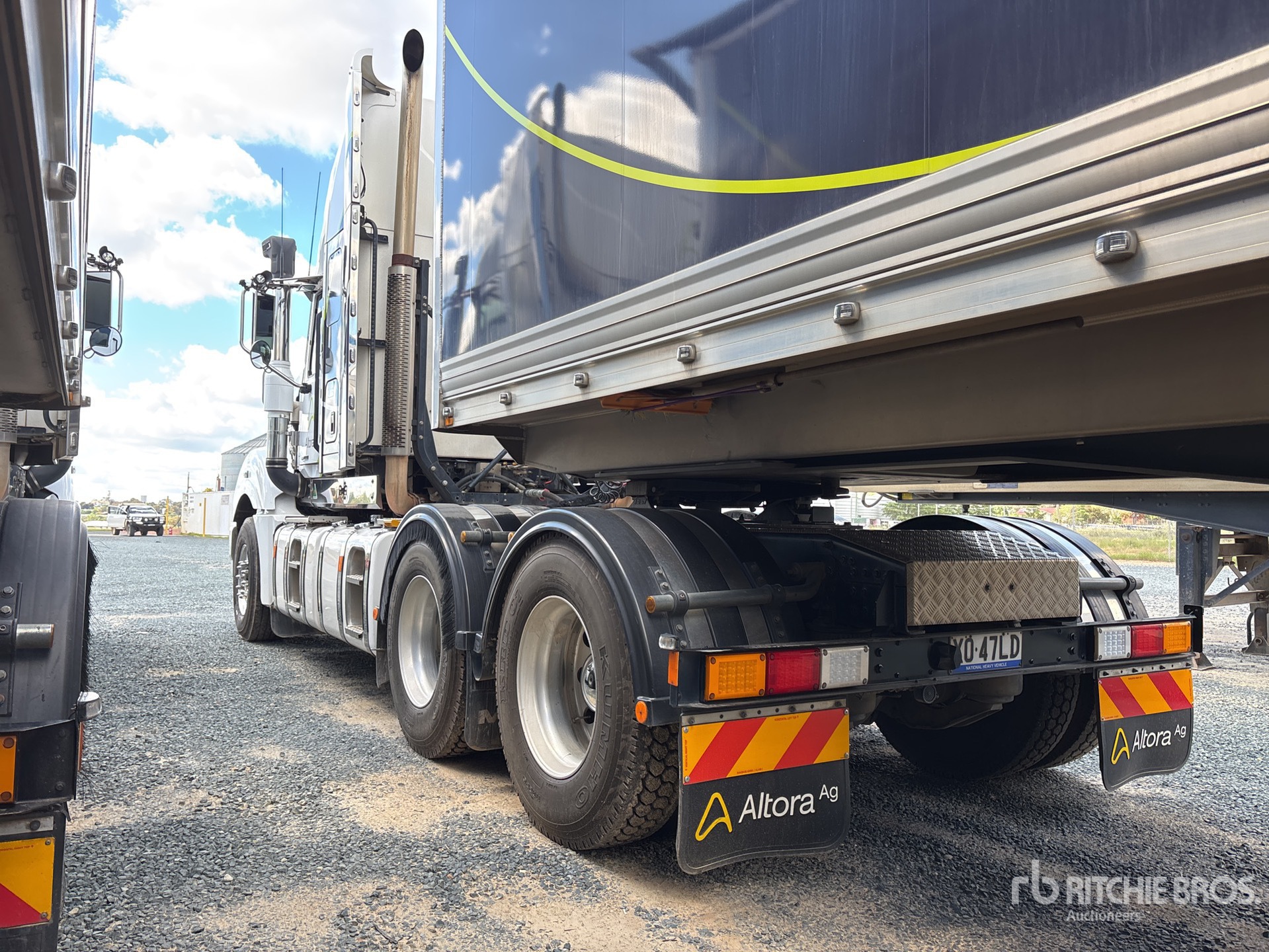 2022 Mack CLXT SUPERLINER