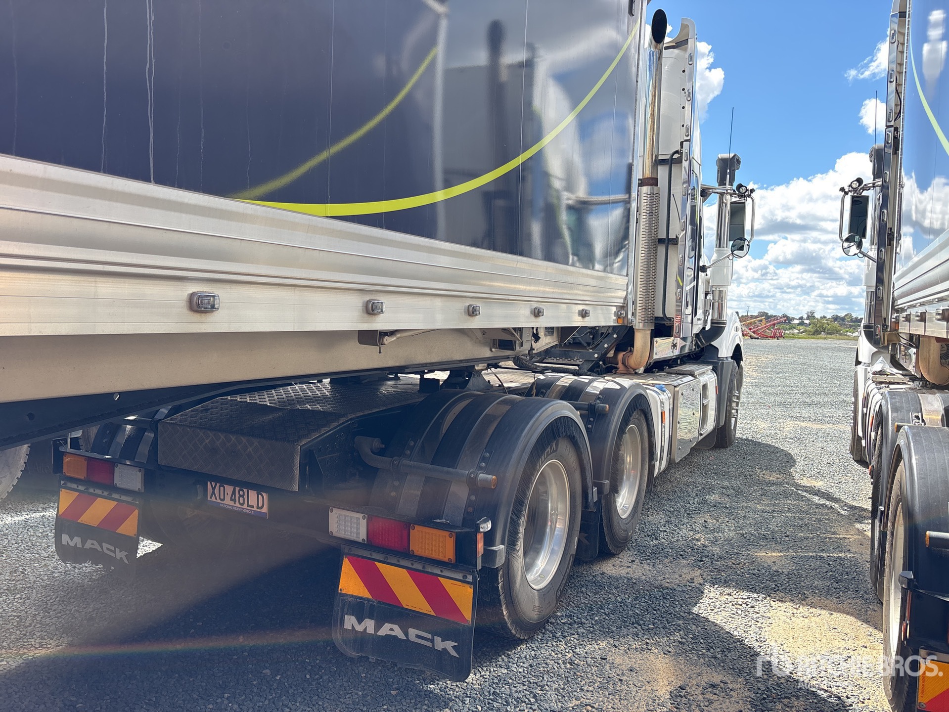 2022 Mack CLXT SUPERLINER