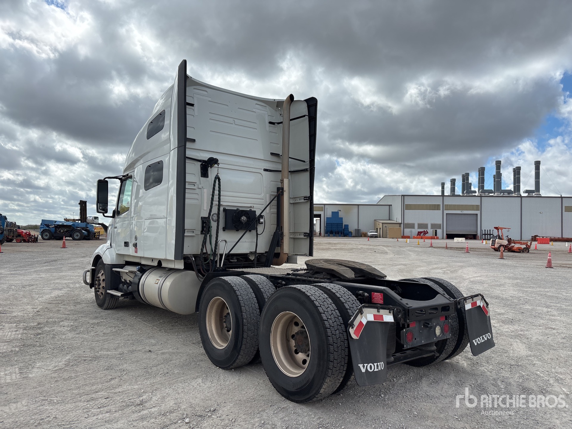 2023 Volvo VNL64T760