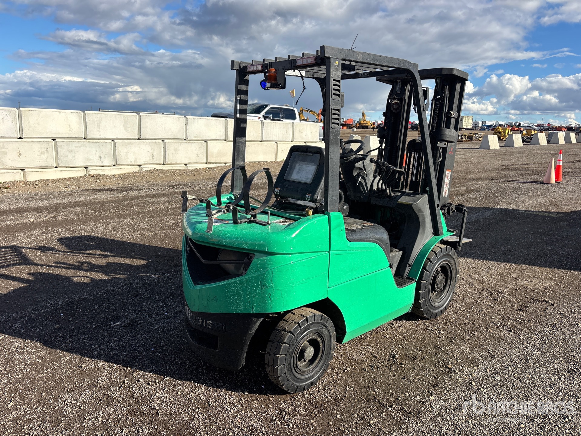 2022 Mitsubishi FG25N