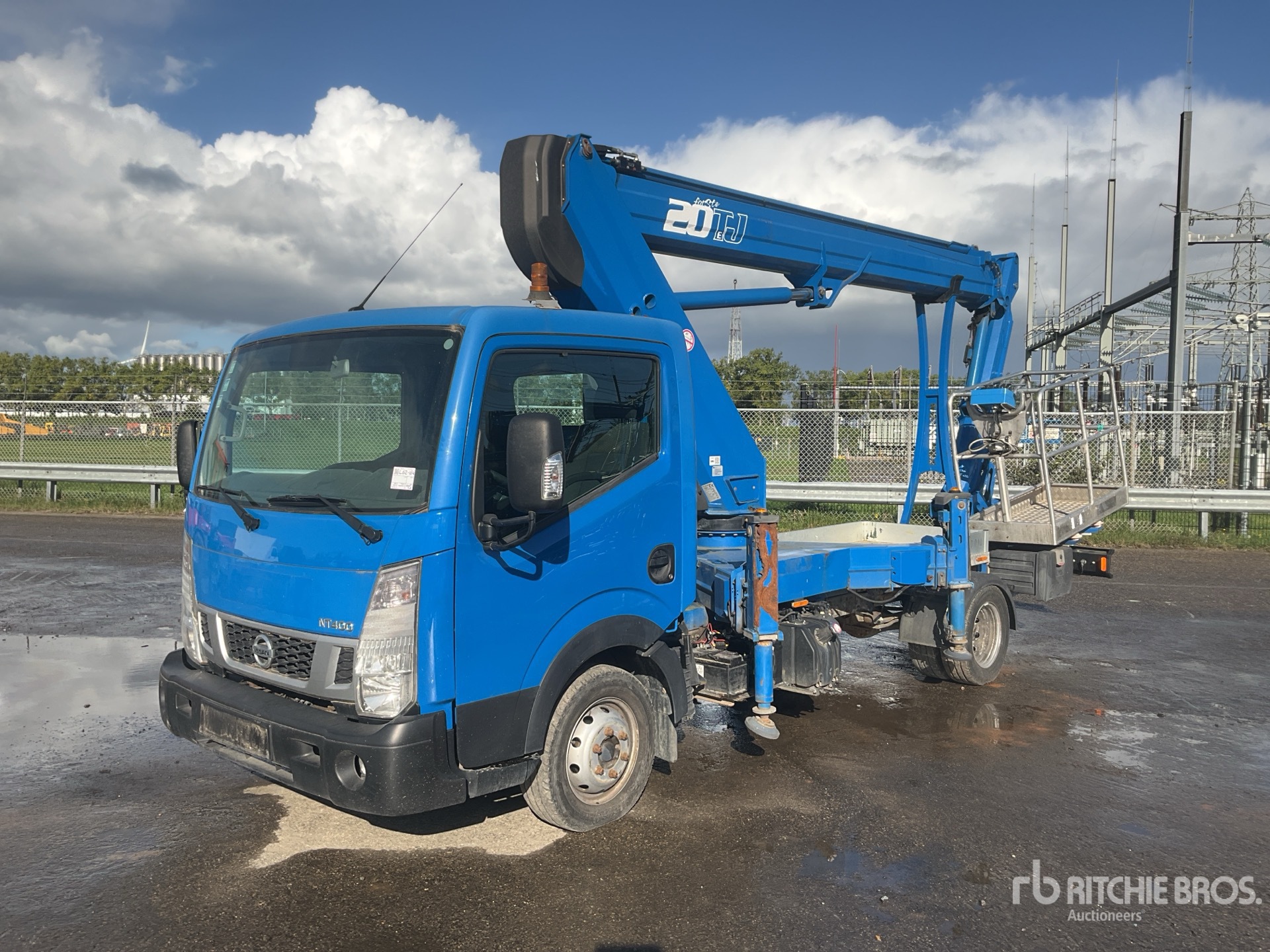 2017 Nissan NT400