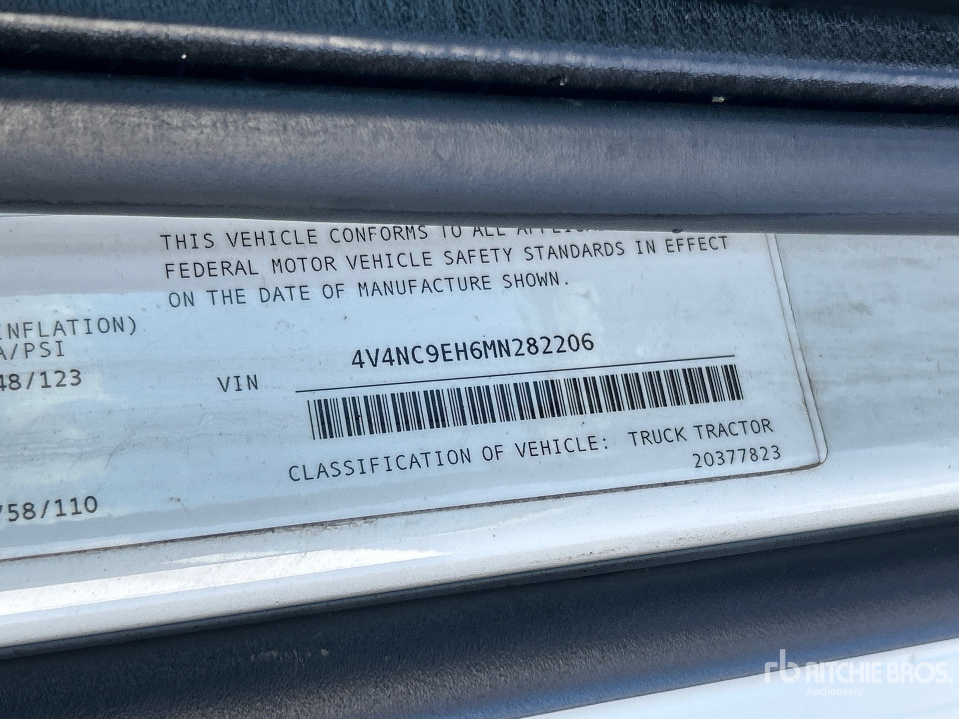 2021 Volvo VNL860