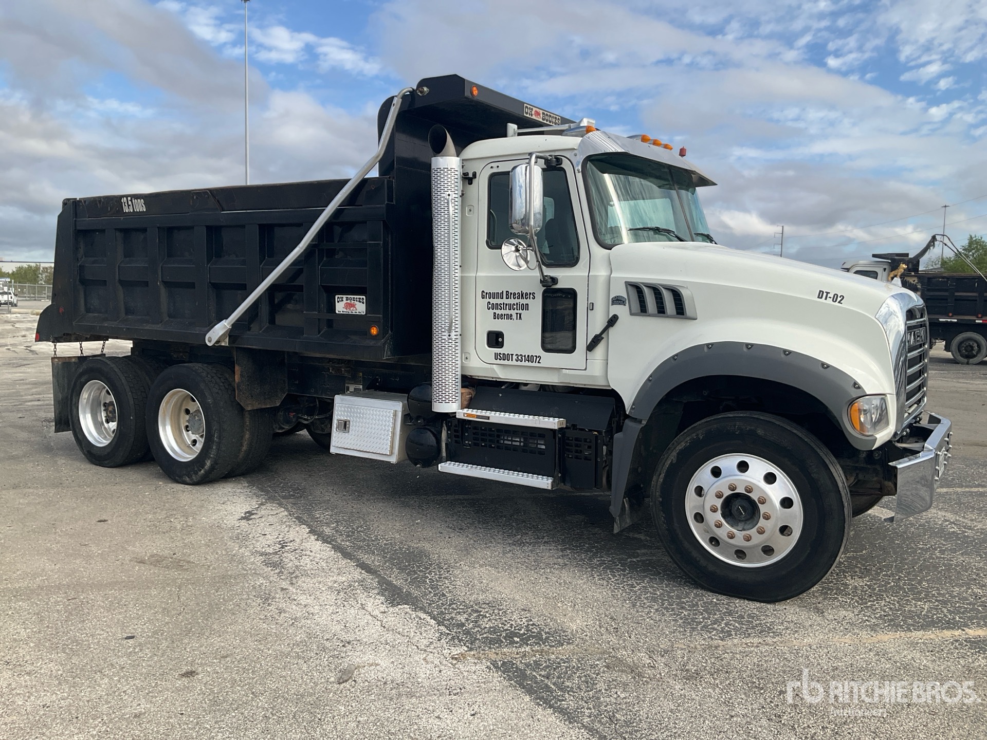 2022 Mack GR64