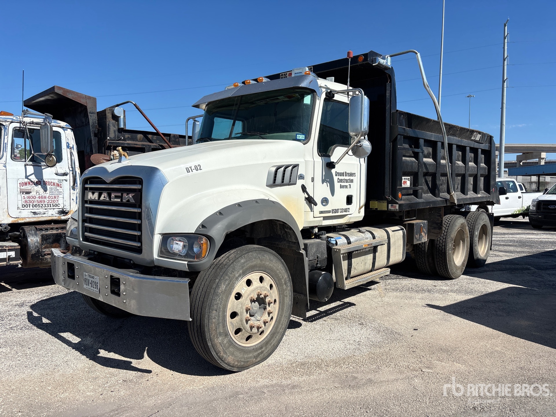 2022 Mack GR64F