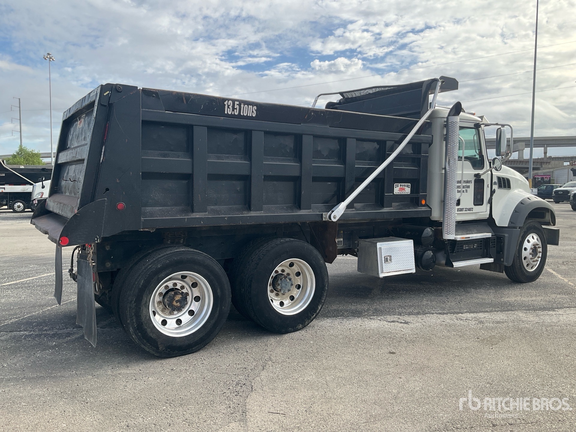 2022 Mack GR64
