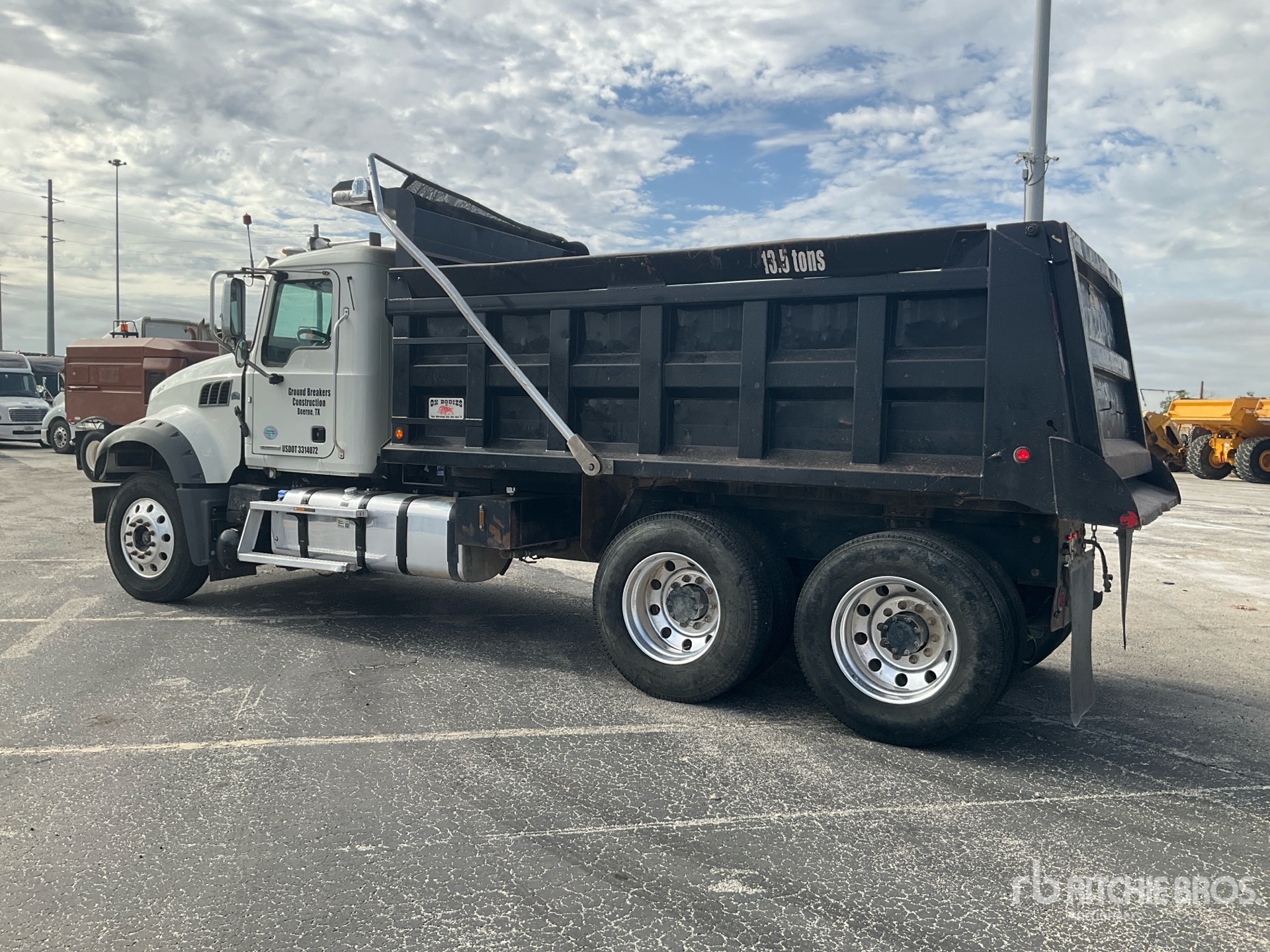 2022 Mack GR64