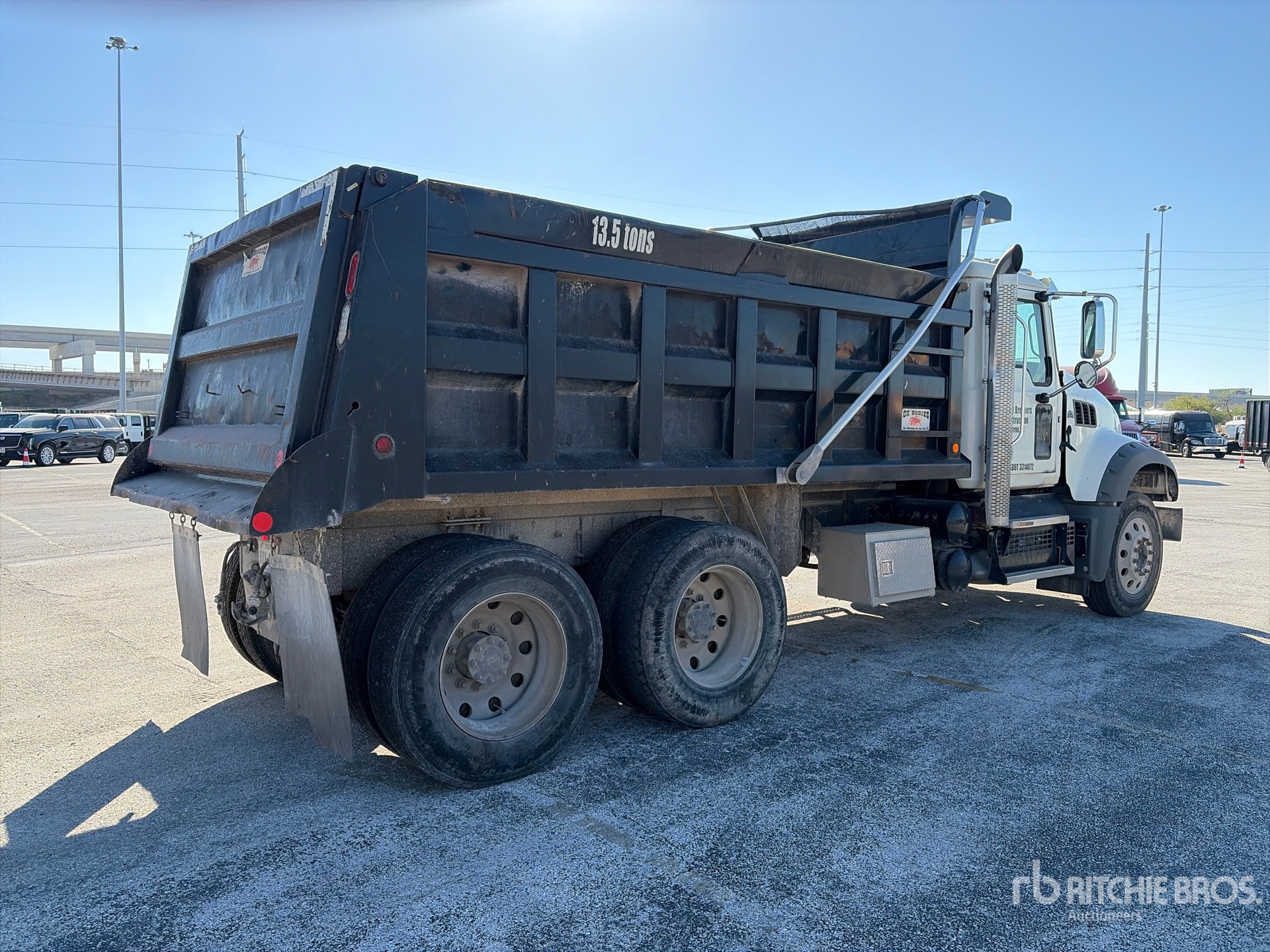 2022 Mack GR64F