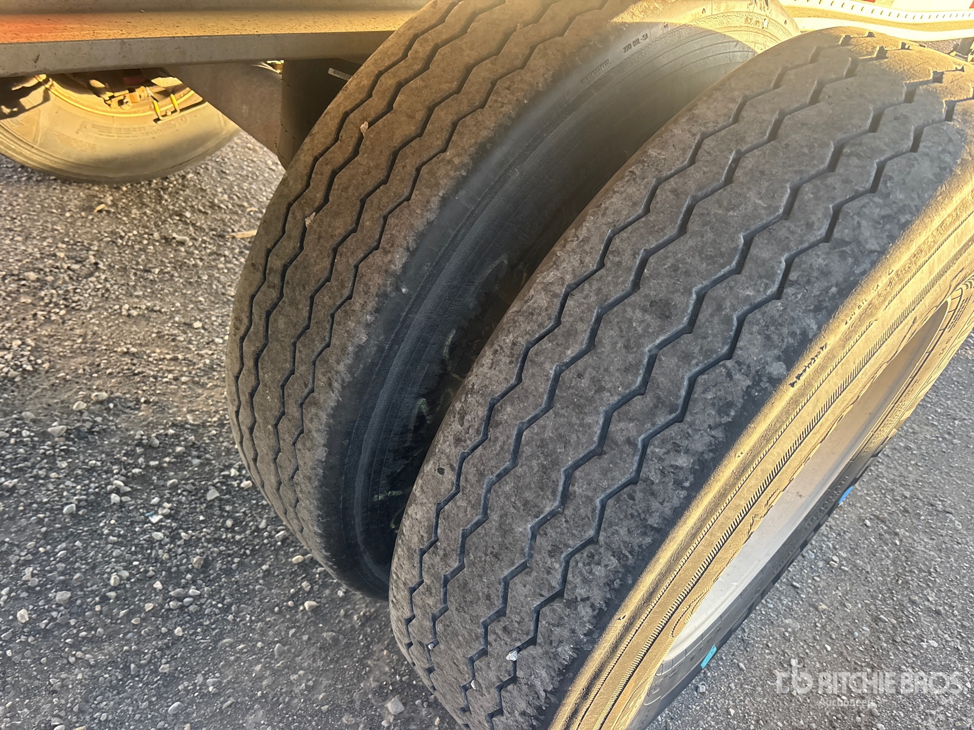 2014 Manac 48 FT T/A SPREAD AXLE